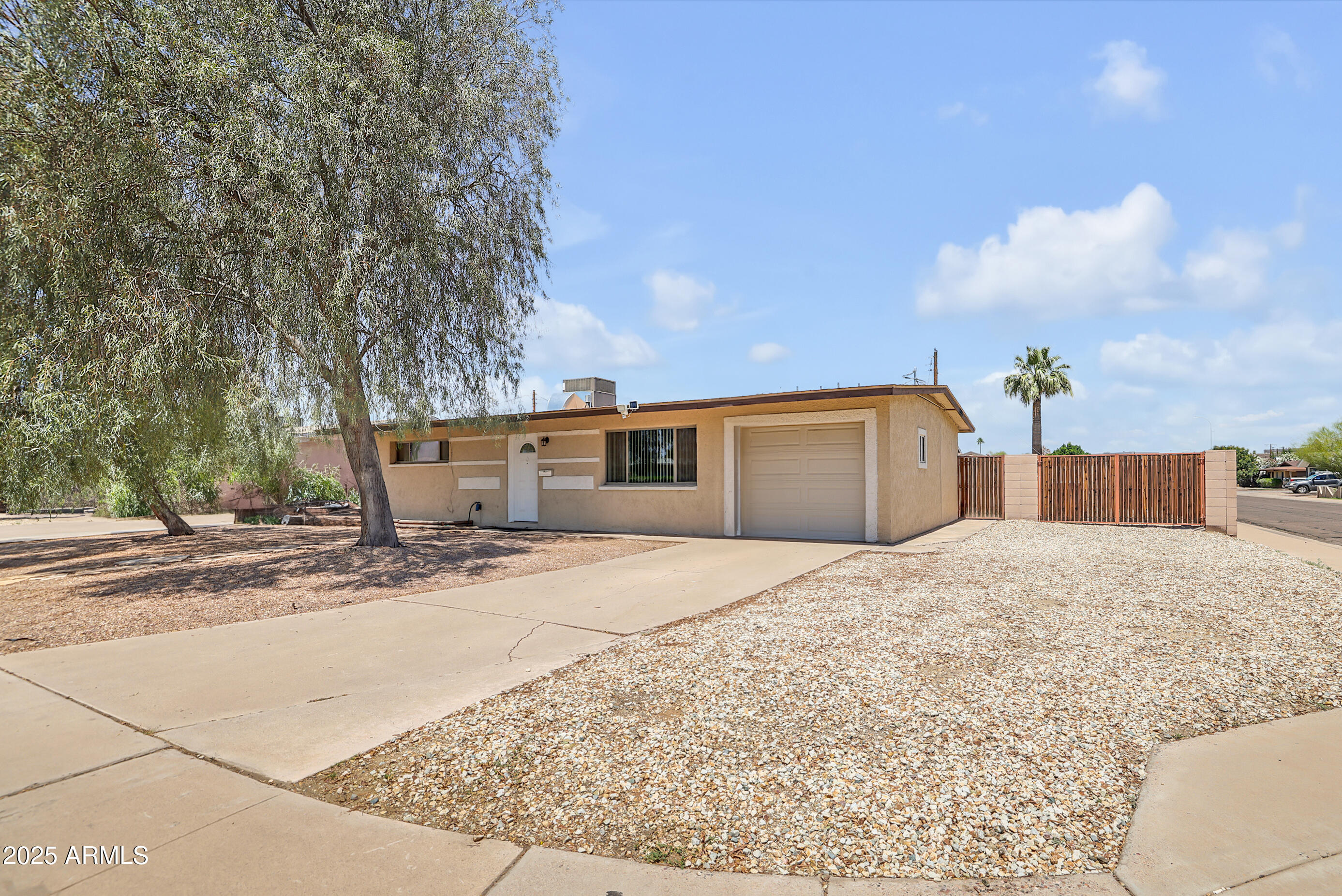 1526 W HUNTINGTON Drive