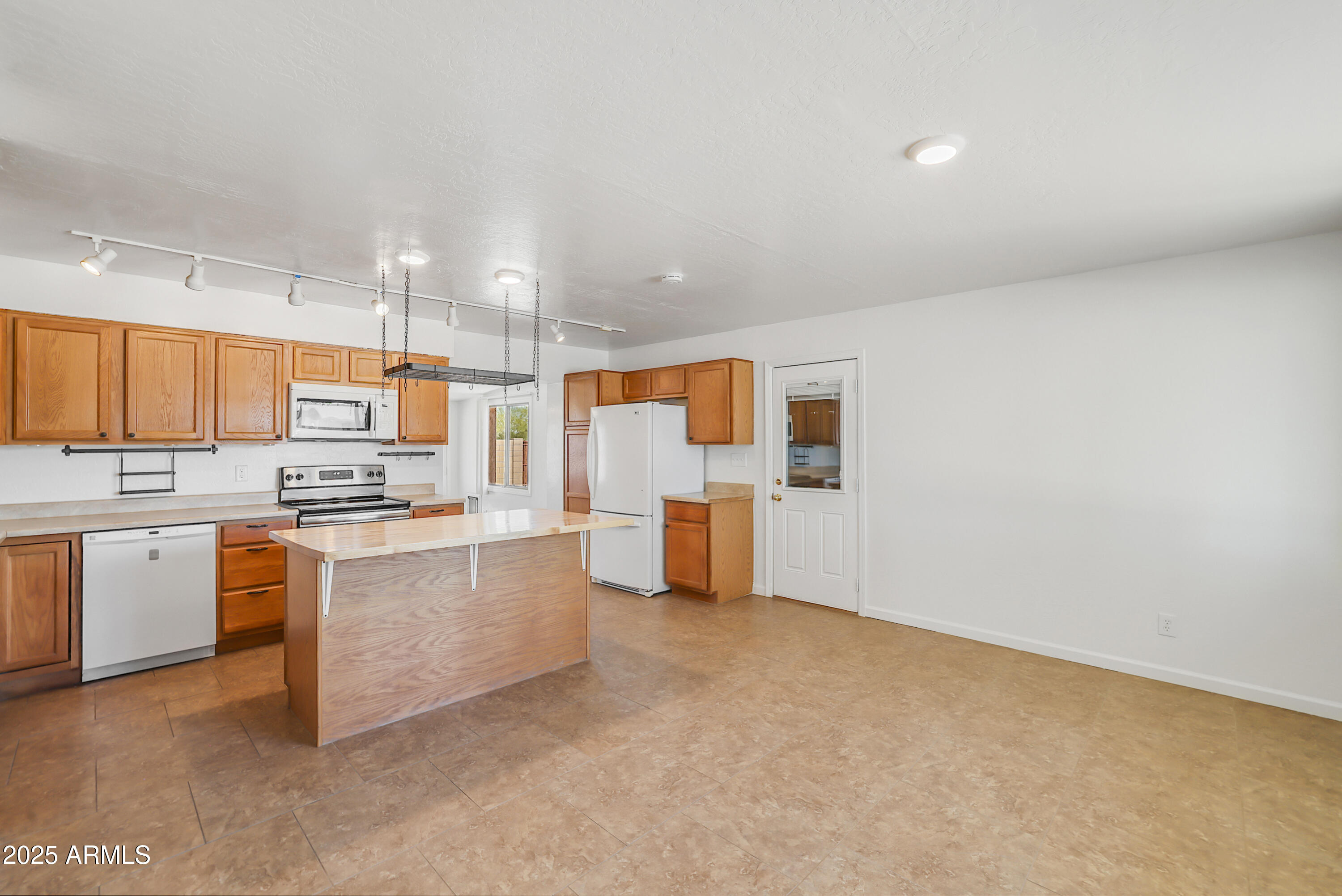 1526 W HUNTINGTON Drive