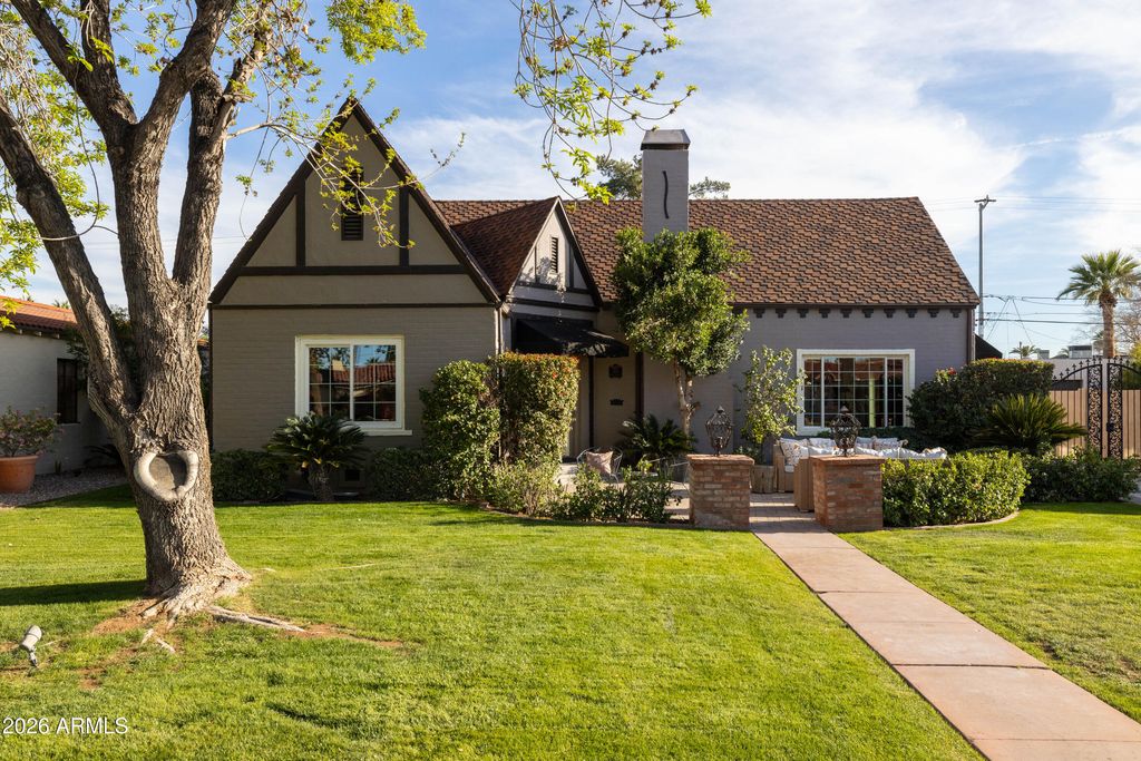 Photo of 313 W Holly Street, Phoenix, AZ 85003 (MLS # 6983946)