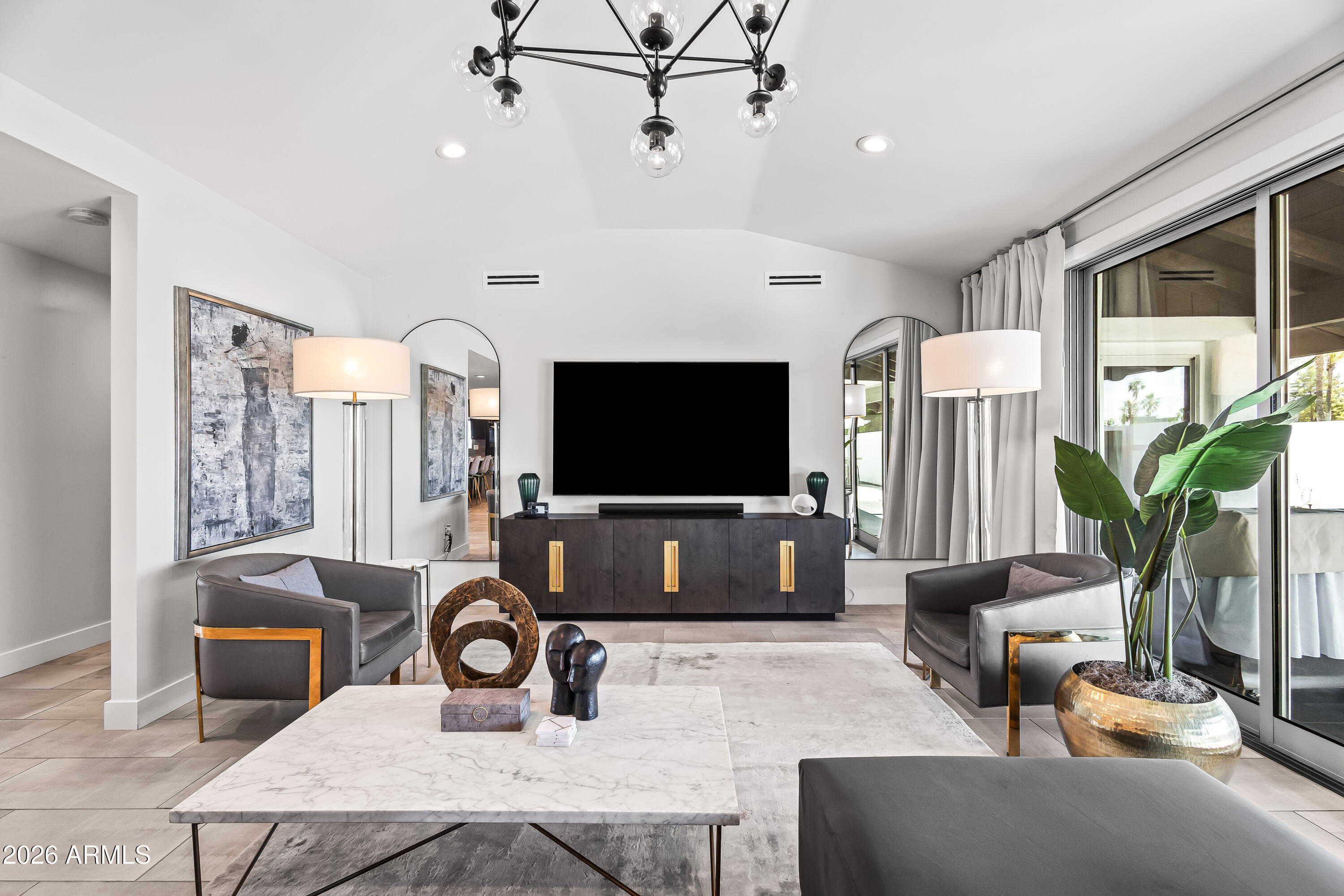 2531 E MARSHALL Avenue