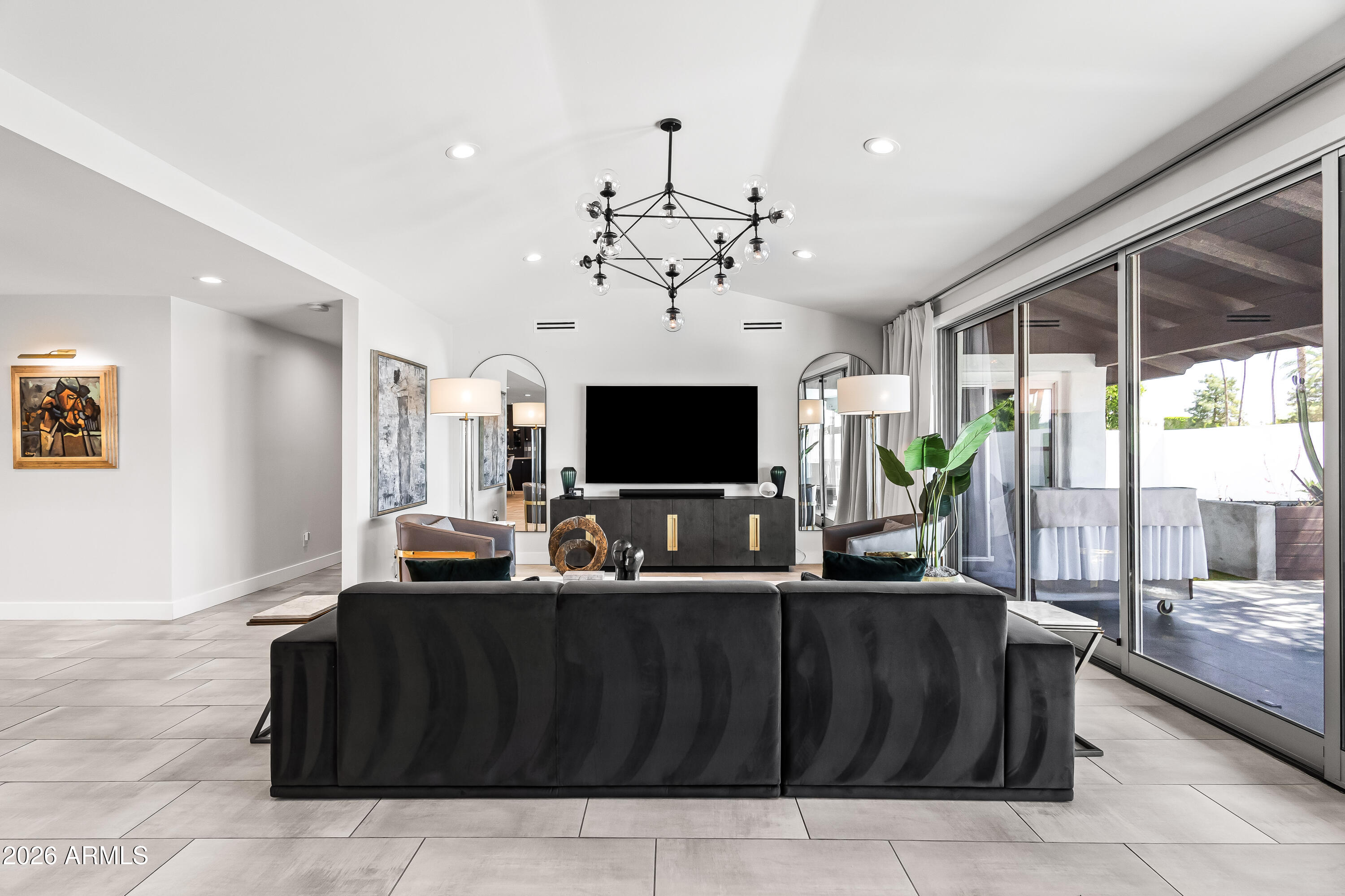 2531 E MARSHALL Avenue