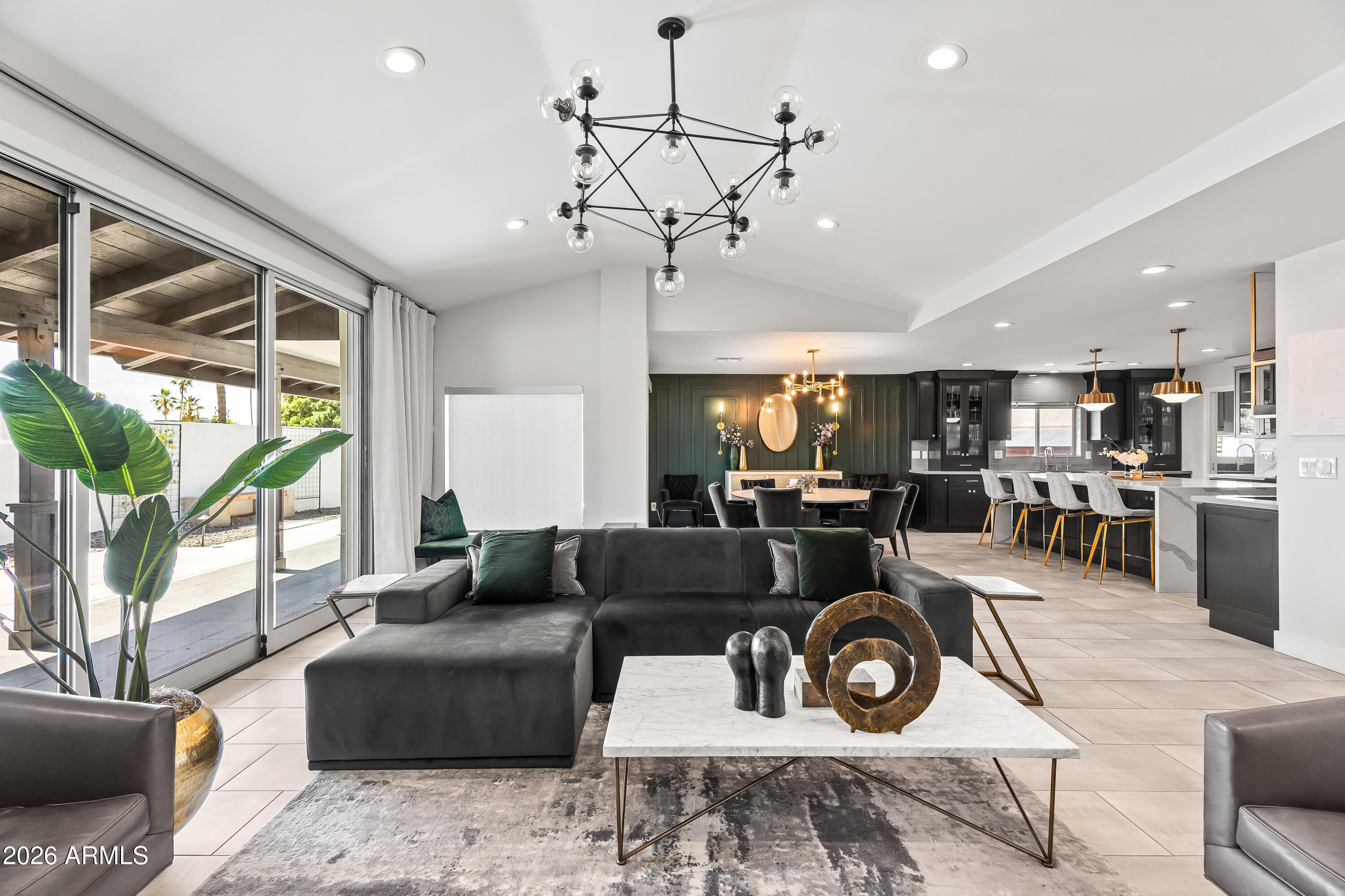 2531 E MARSHALL Avenue