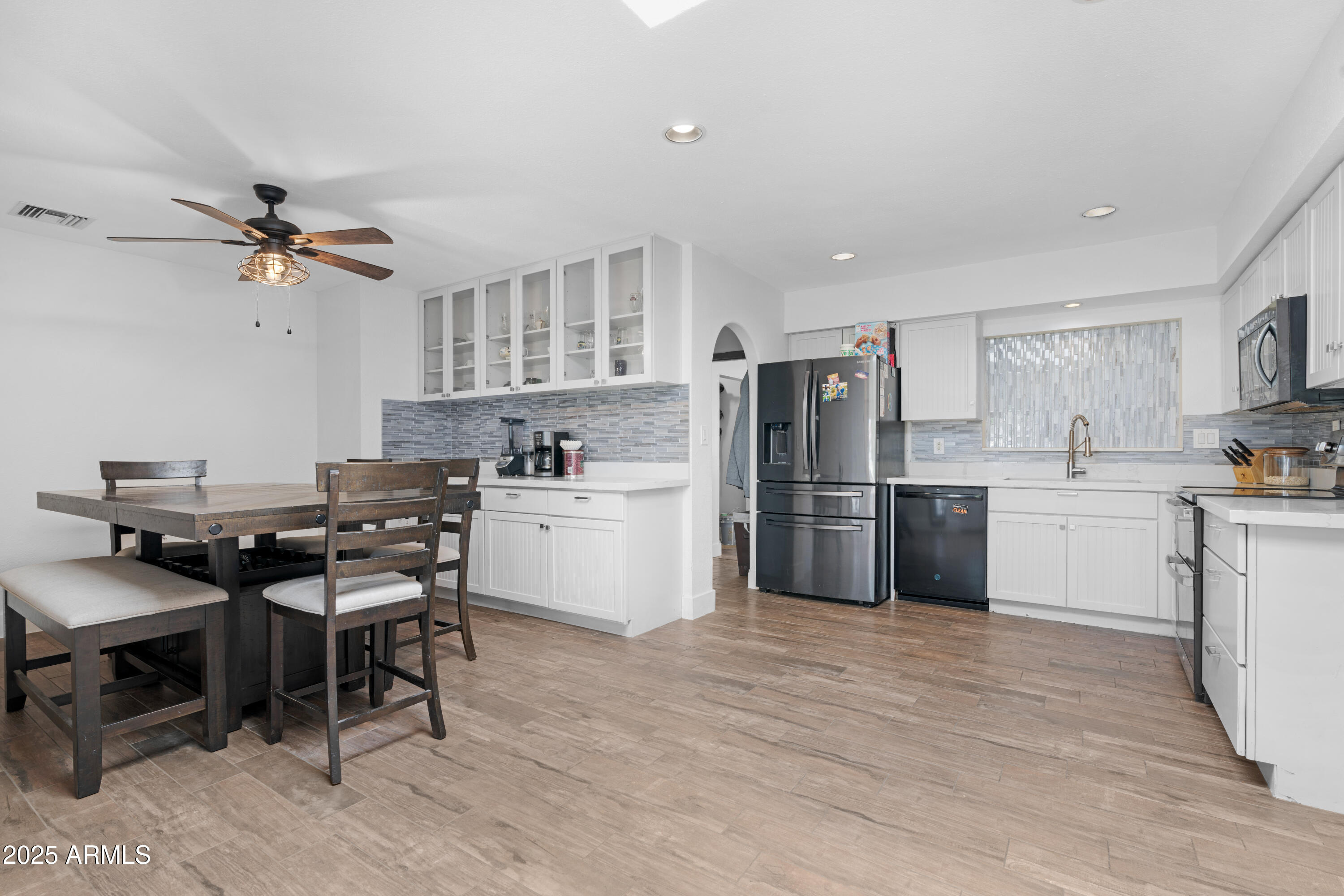 654 W PLATA Avenue