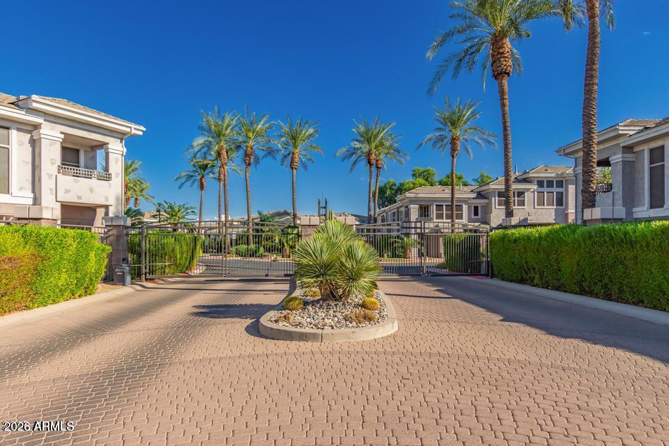 15221 N CLUBGATE Drive 1121