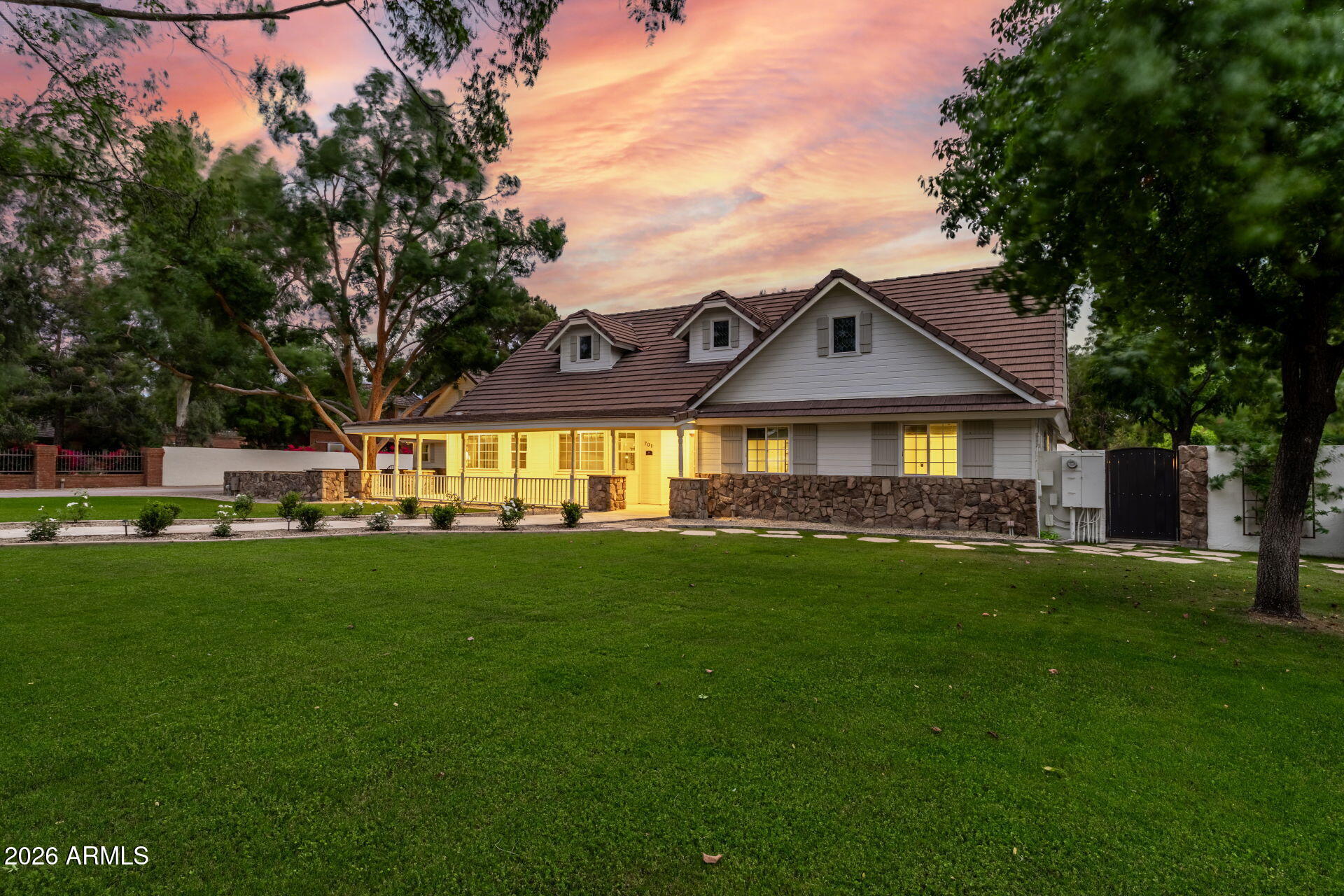 701 E ENCINAS Avenue