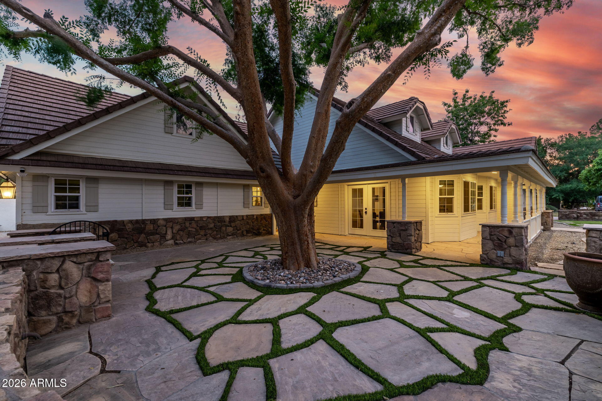 701 E ENCINAS Avenue