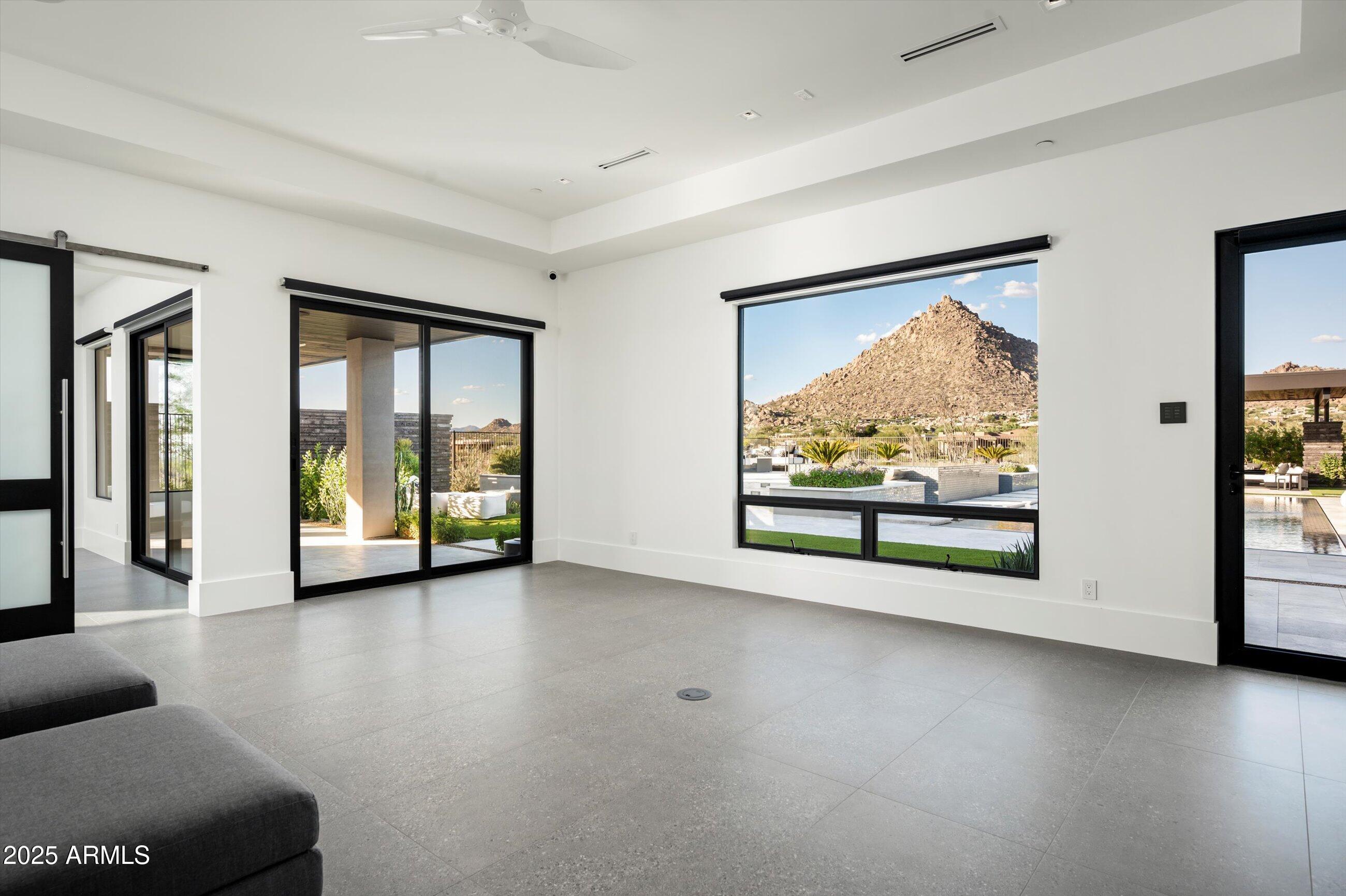 LEGEND CANYON - Residential