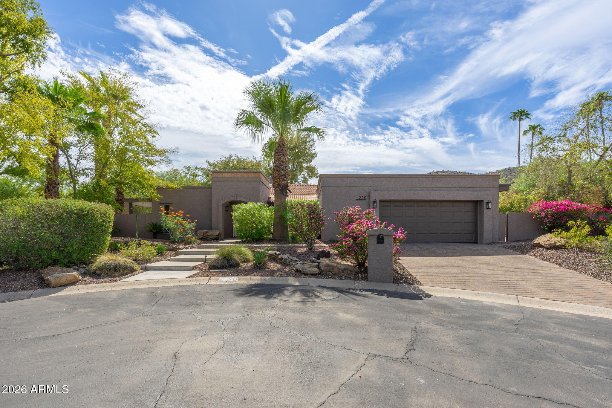 220 W WILLOW Avenue