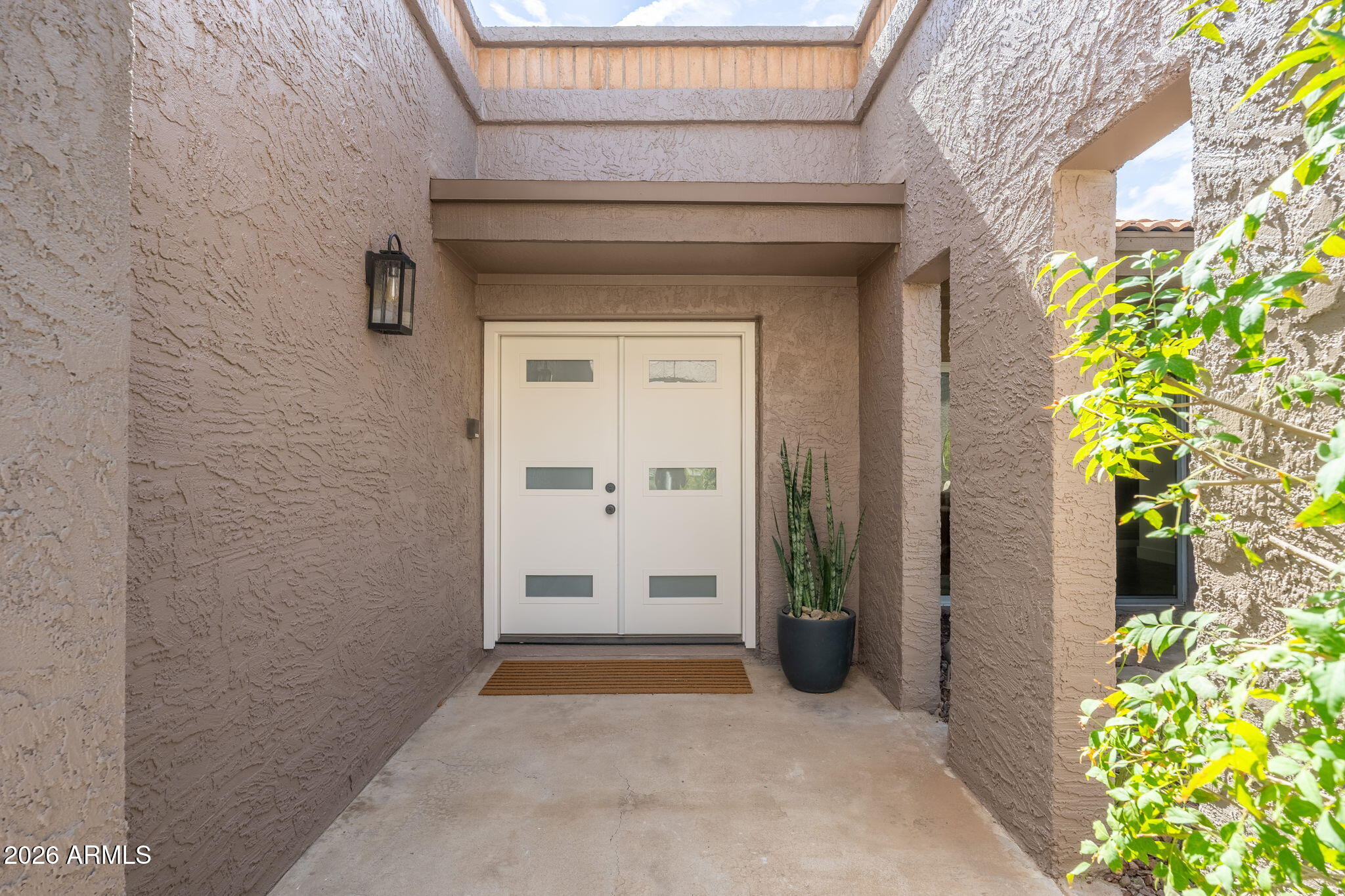 220 W WILLOW Avenue