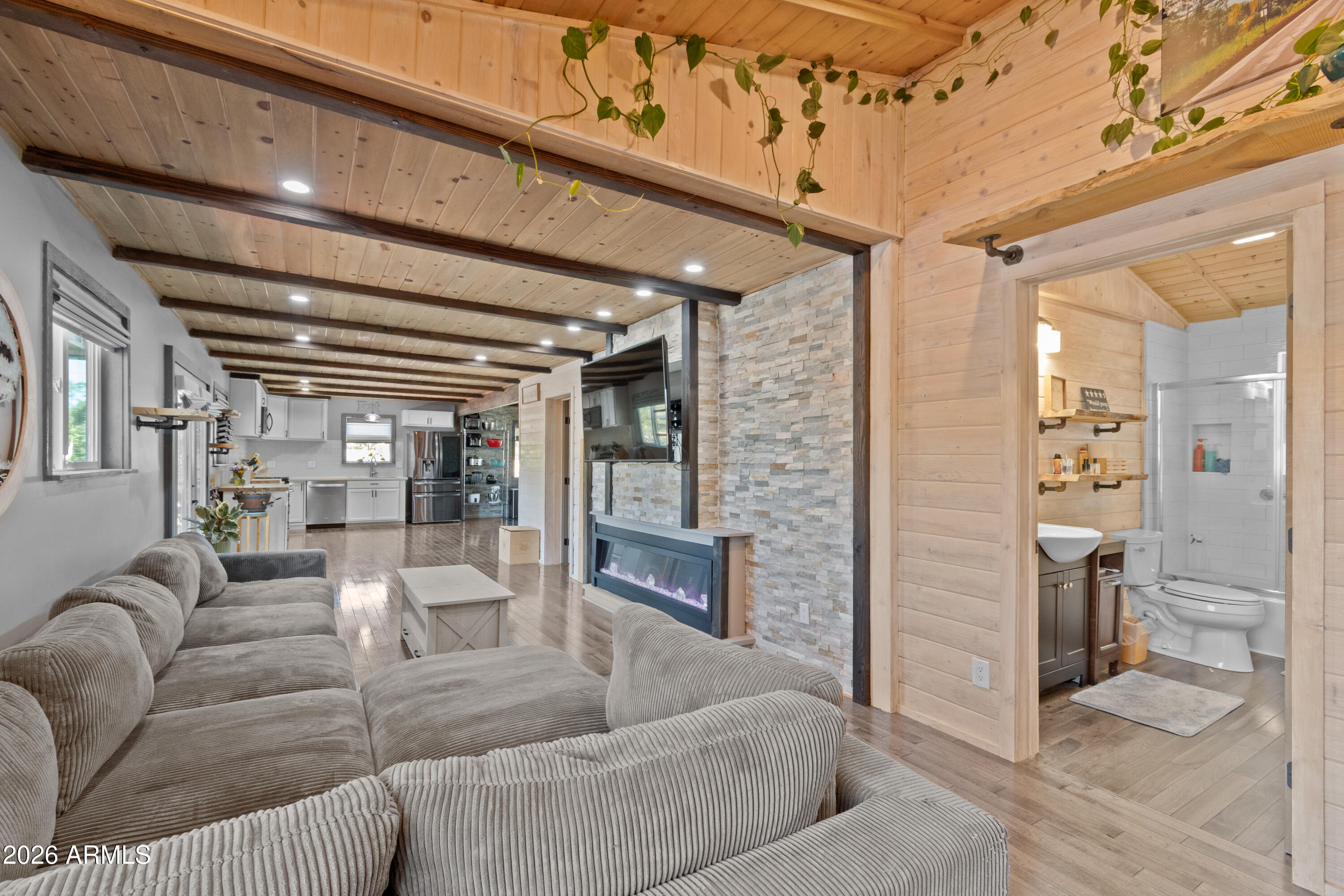 1403 S JULIA Lane