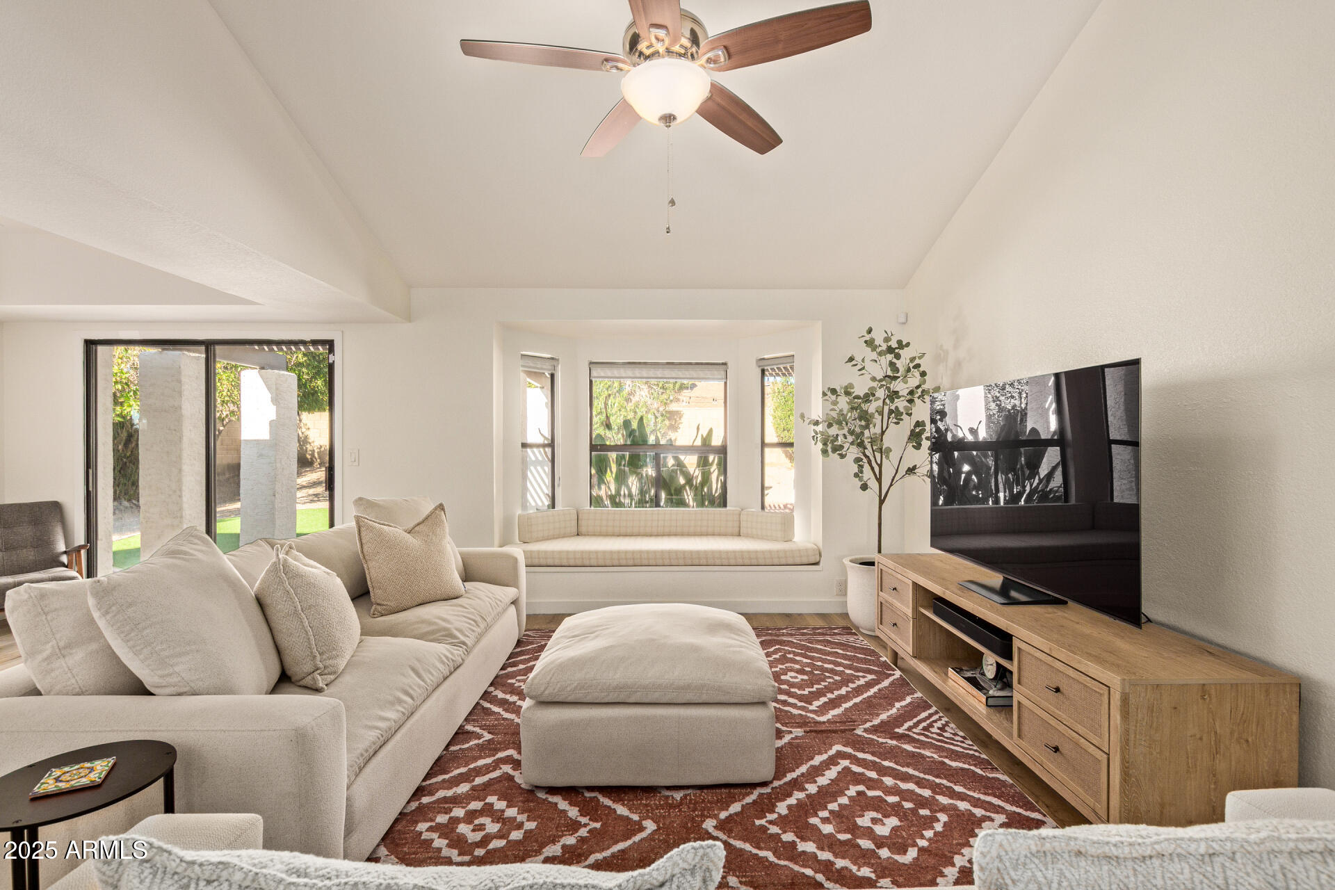 6722 E GRANDVIEW Drive