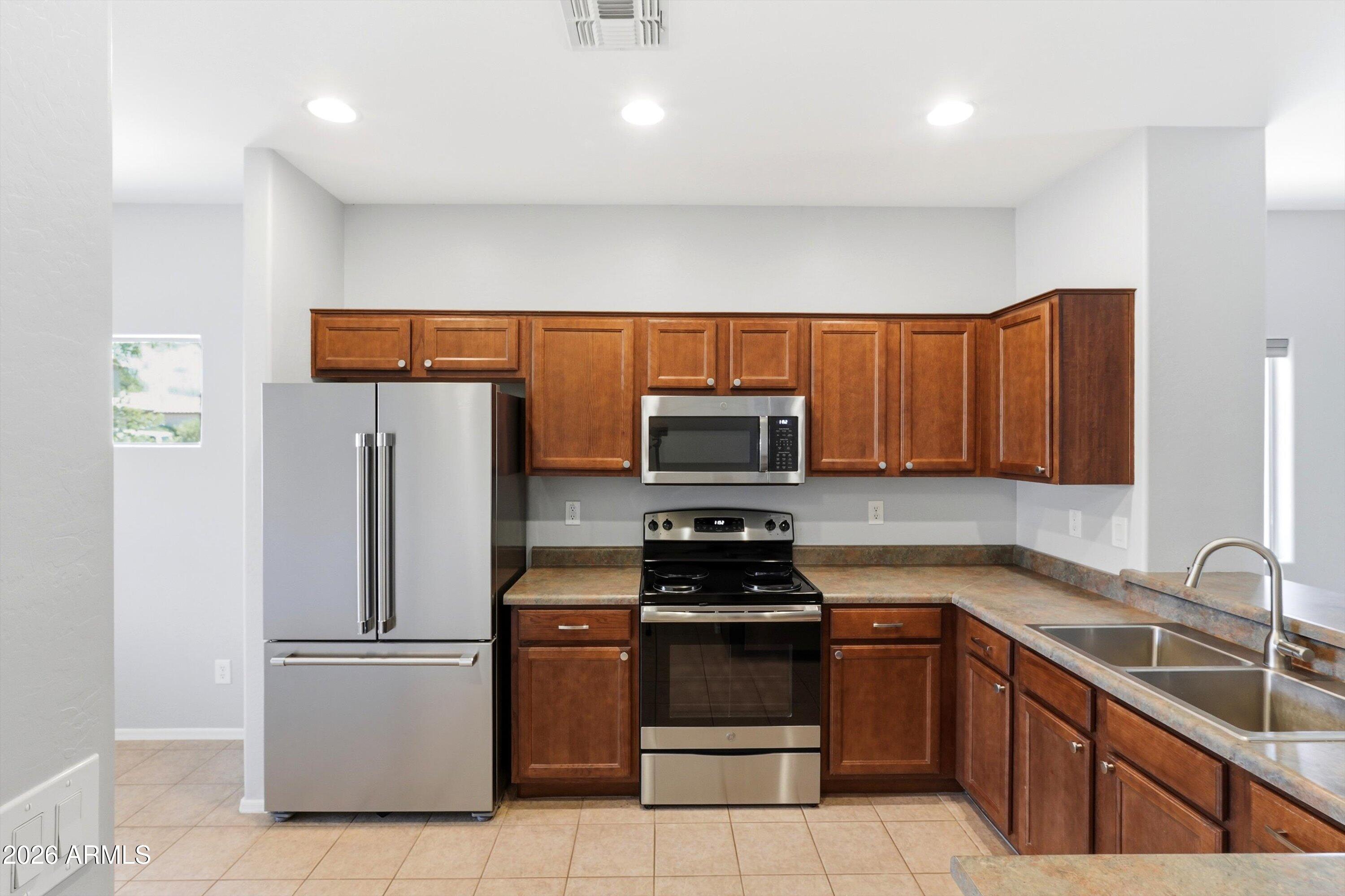225 W REEVES Avenue