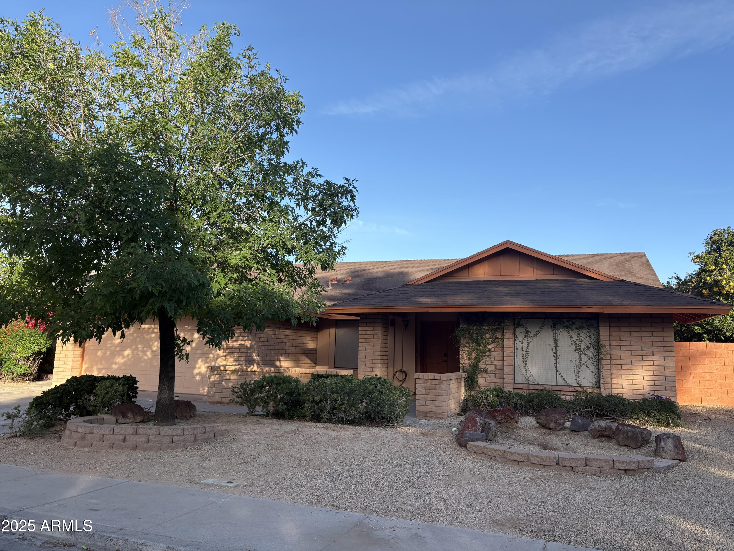 1116 E Hackamore Street