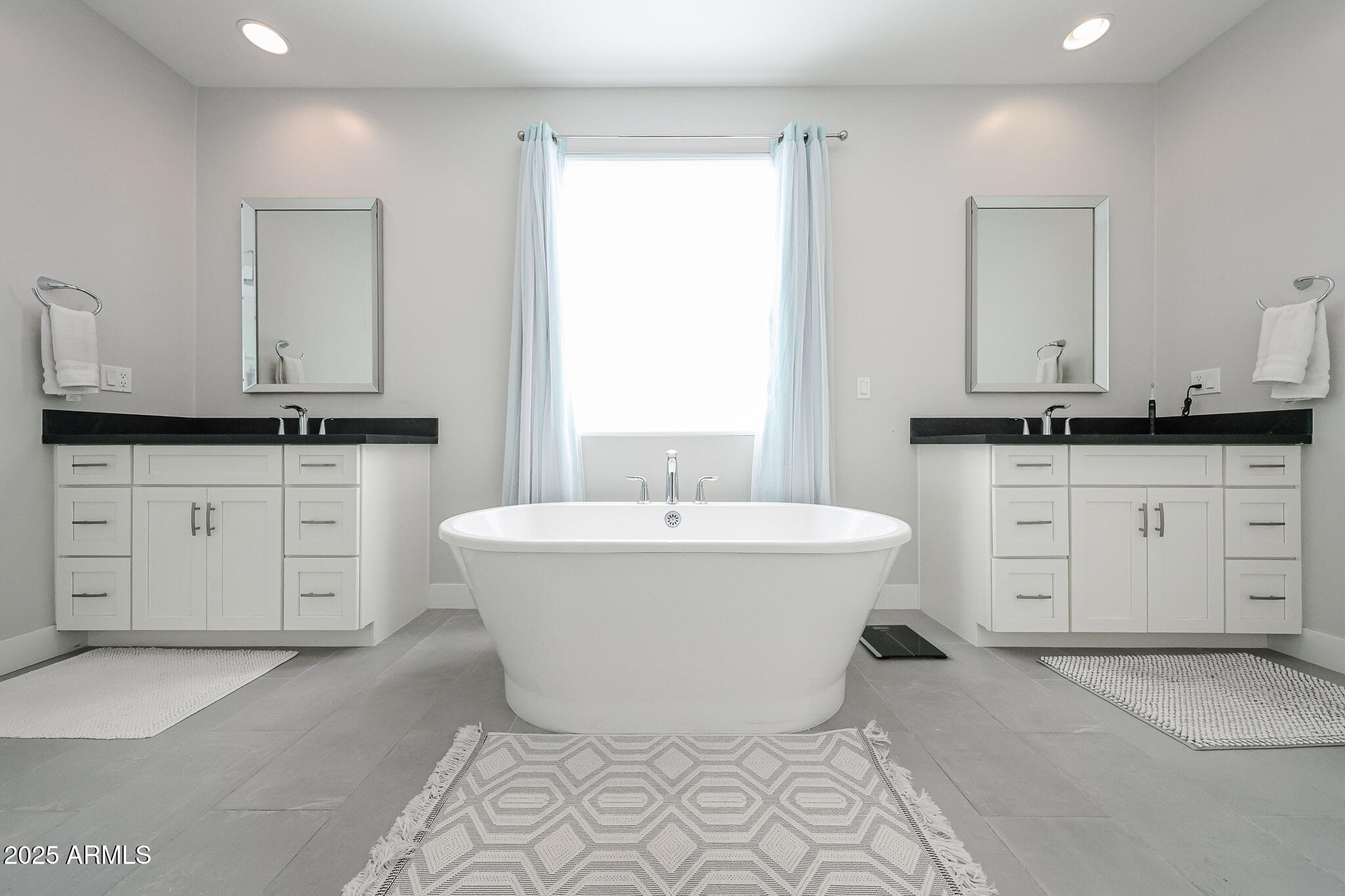 Scottsdale, Arizona 85251, United States, 4 Bedrooms Bedrooms, ,3 BathroomsBathrooms,Residential,Active,252696