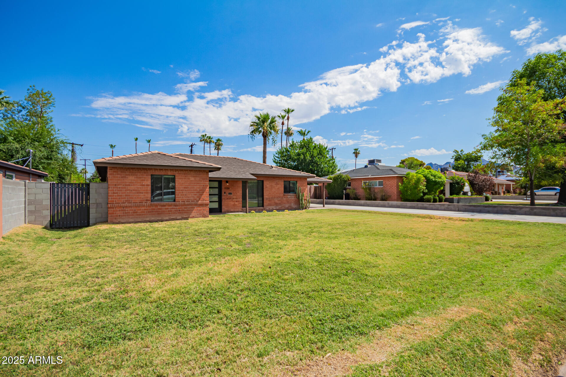 1126 E LAWRENCE Road