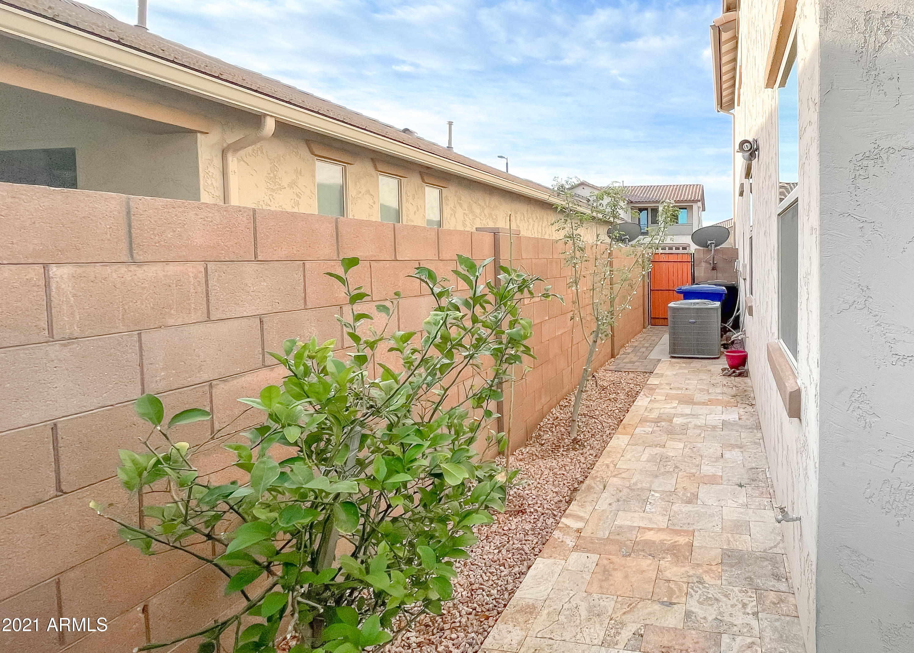 118 E CANYON Way