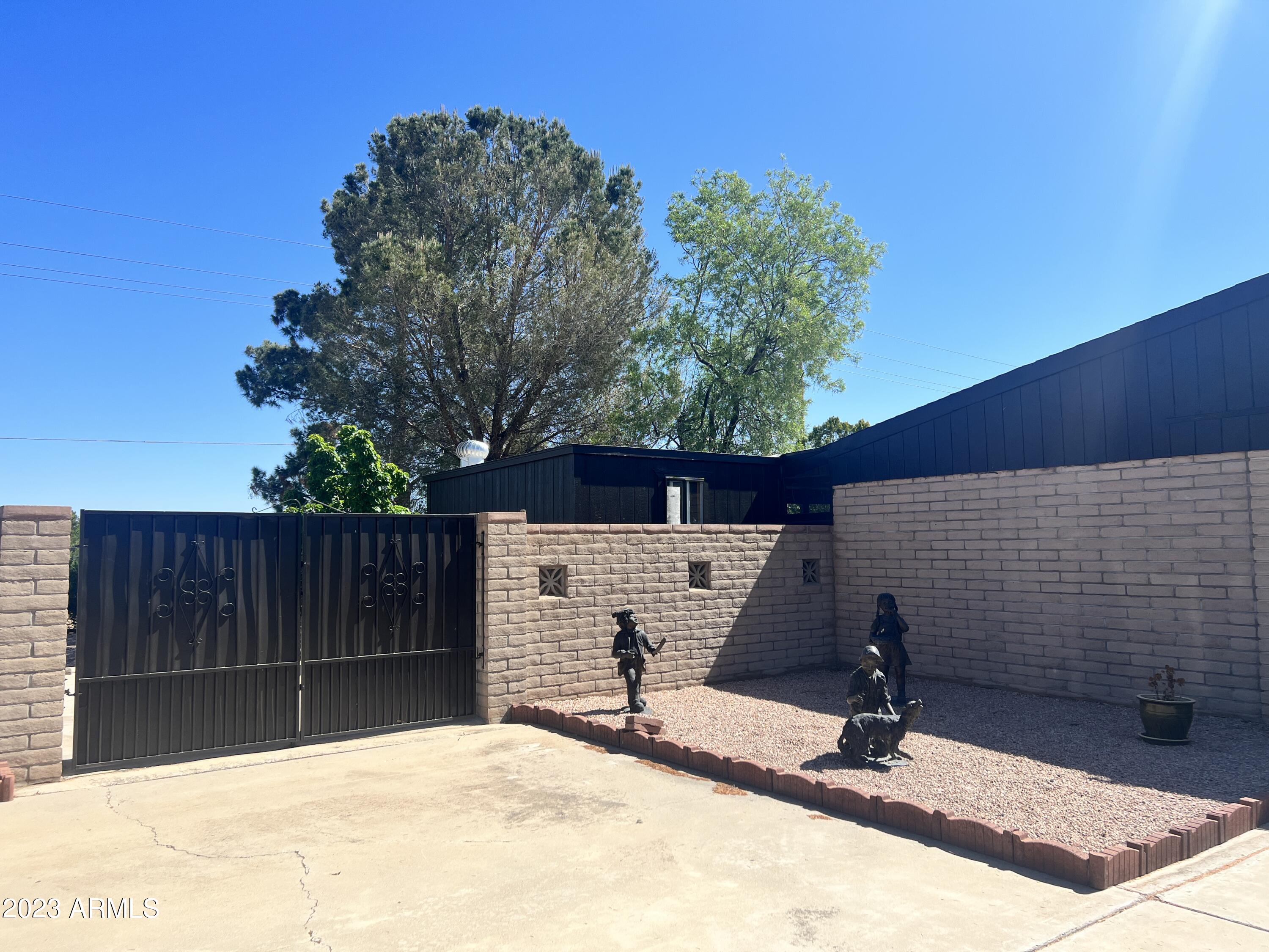 TOWN & COUNTRY ESTATES - Residential