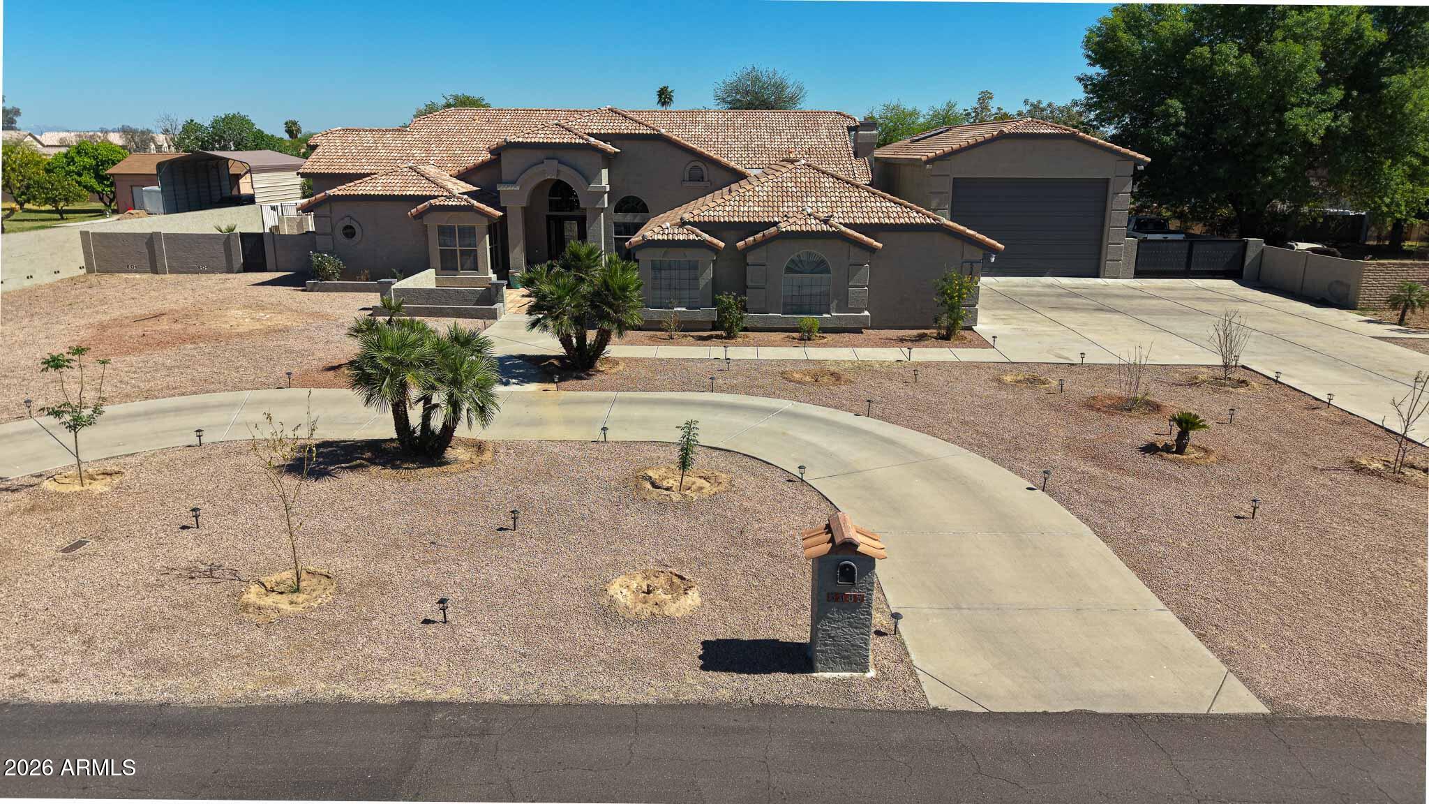 CAMELBACK FARMS - Residential