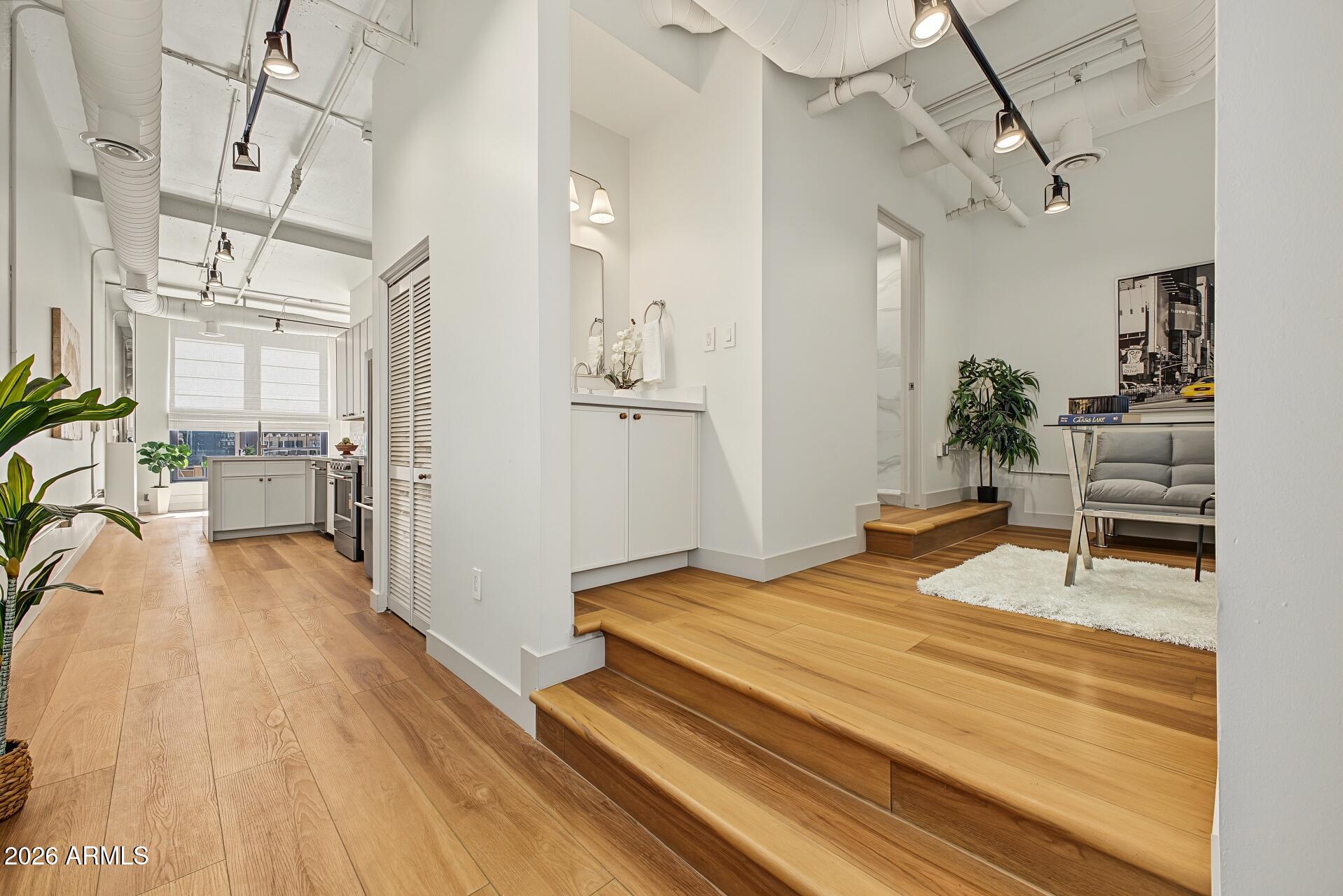 21 E 6TH Street 607