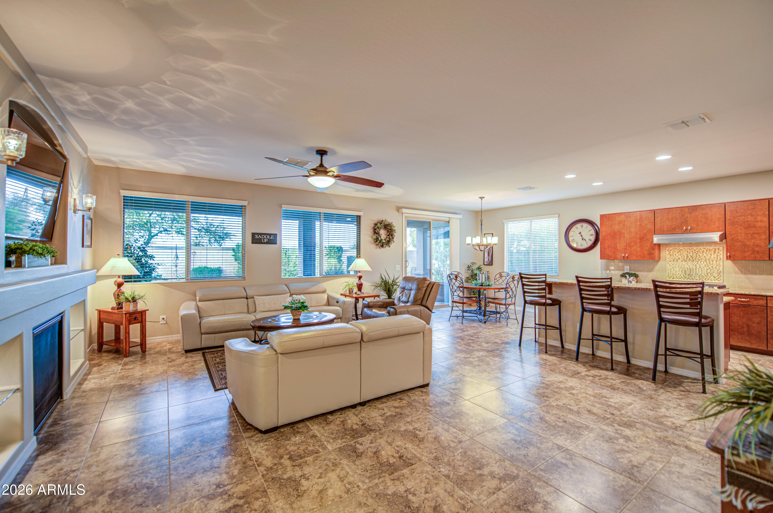 192 W HACKBERRY Avenue