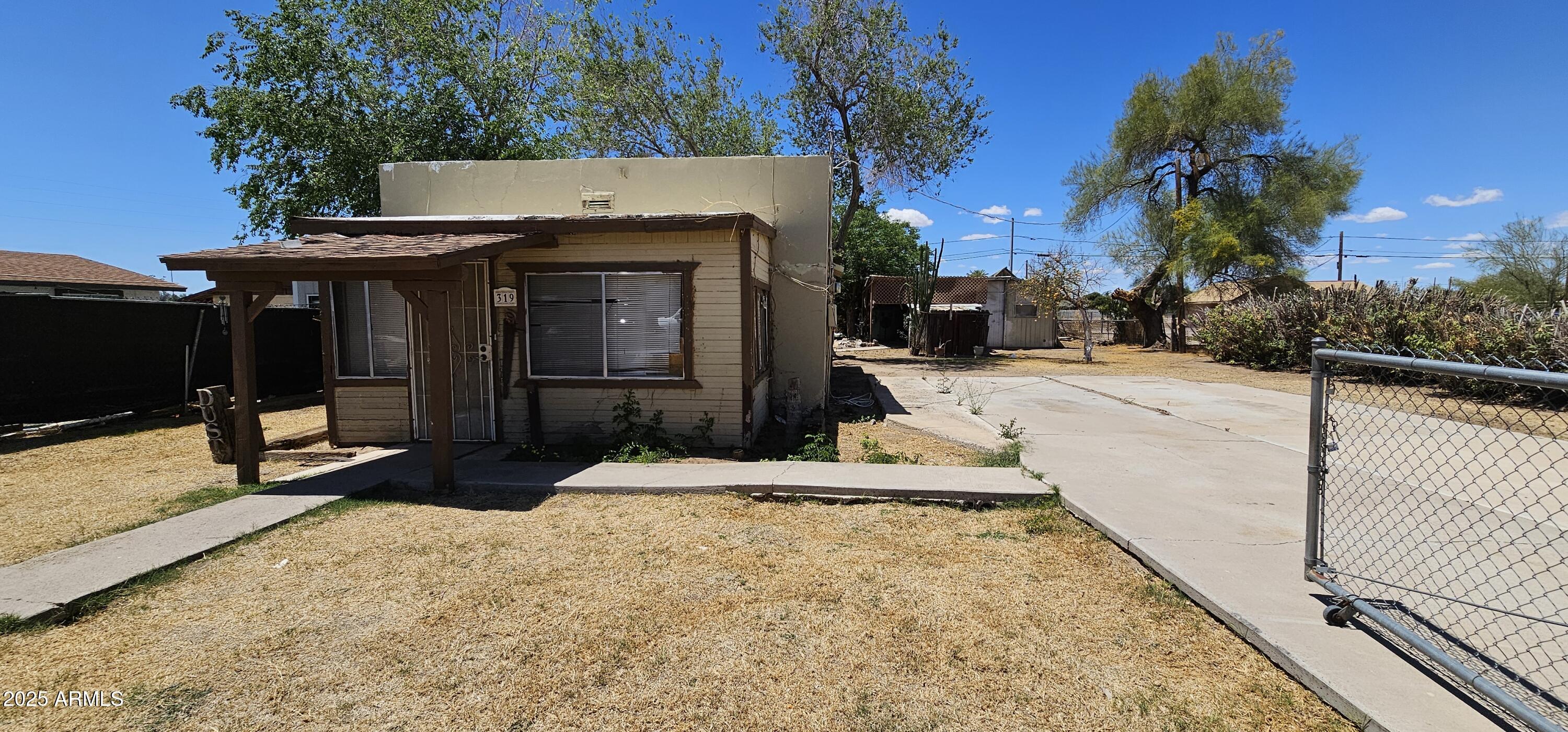 319 S 4TH Street