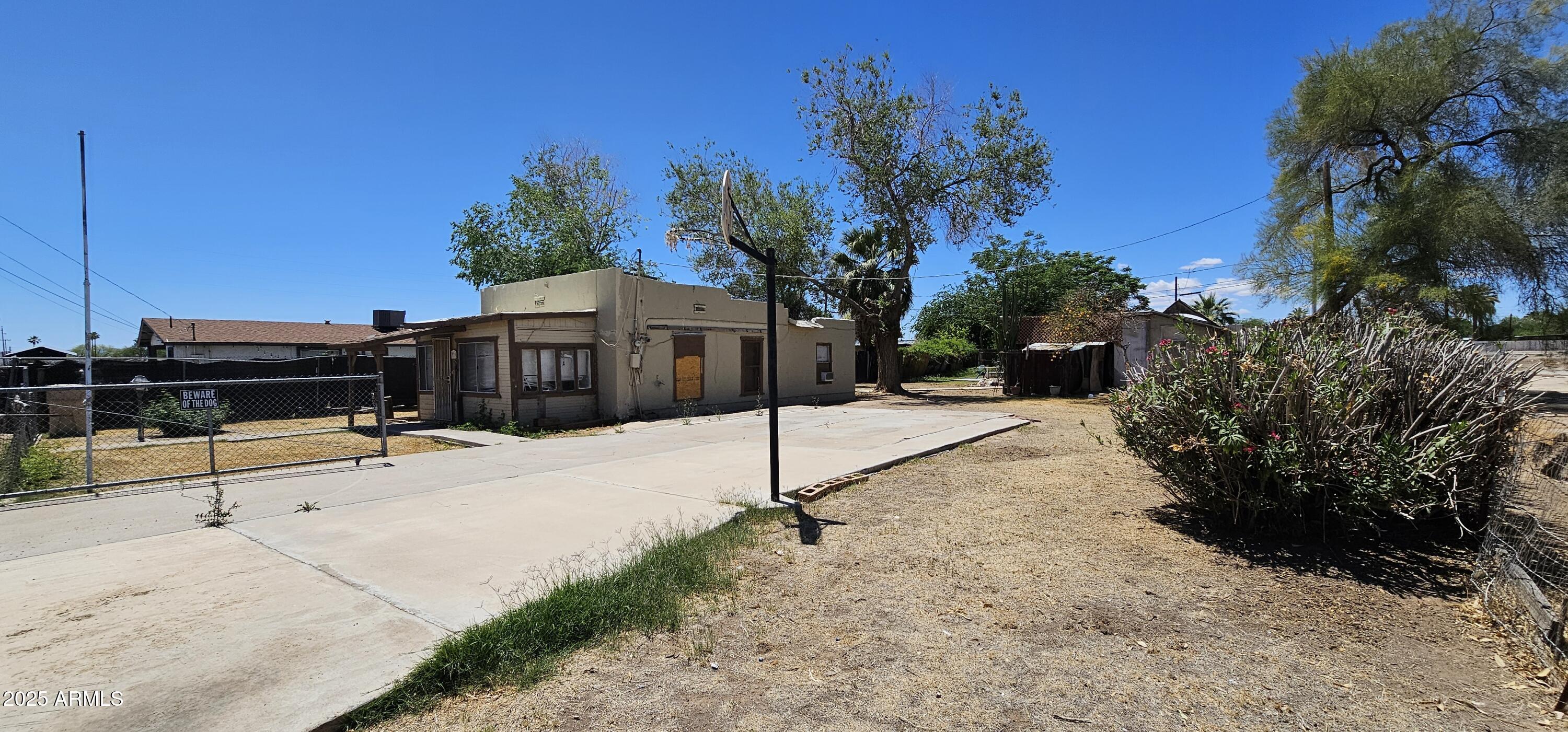 319 S 4TH Street