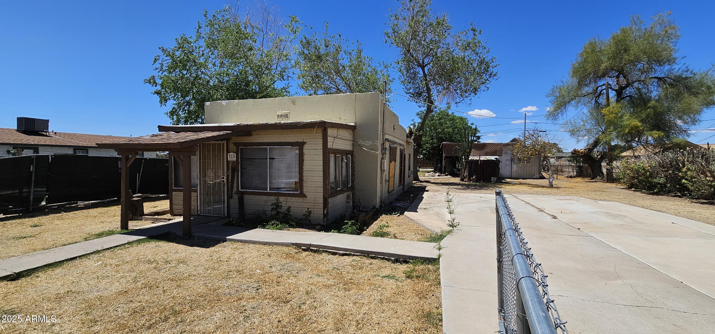 319 S 4TH Street