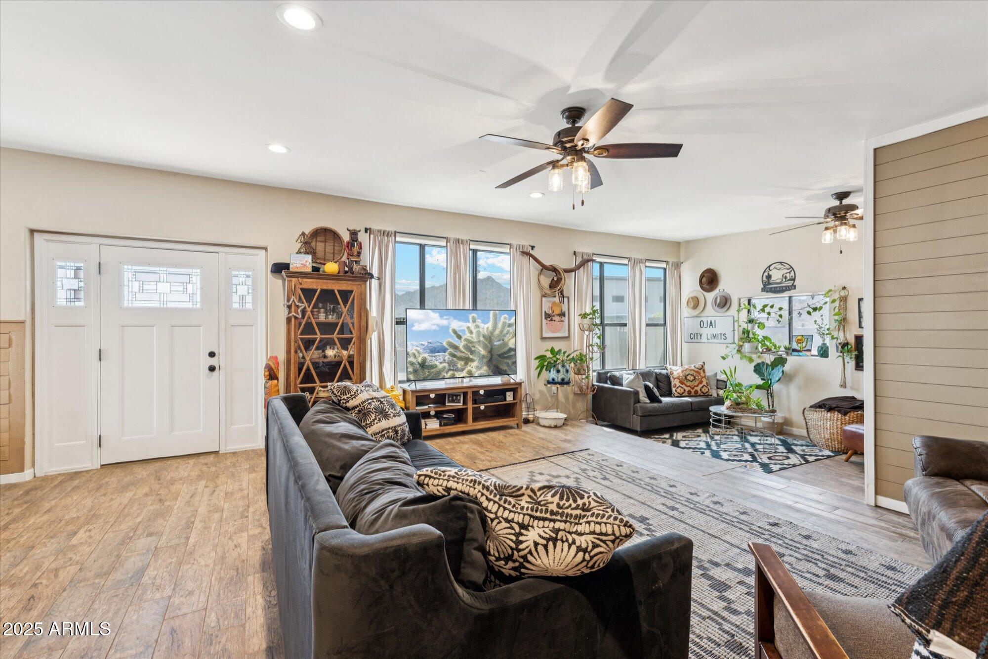 2550 E DESERT HILLS Drive