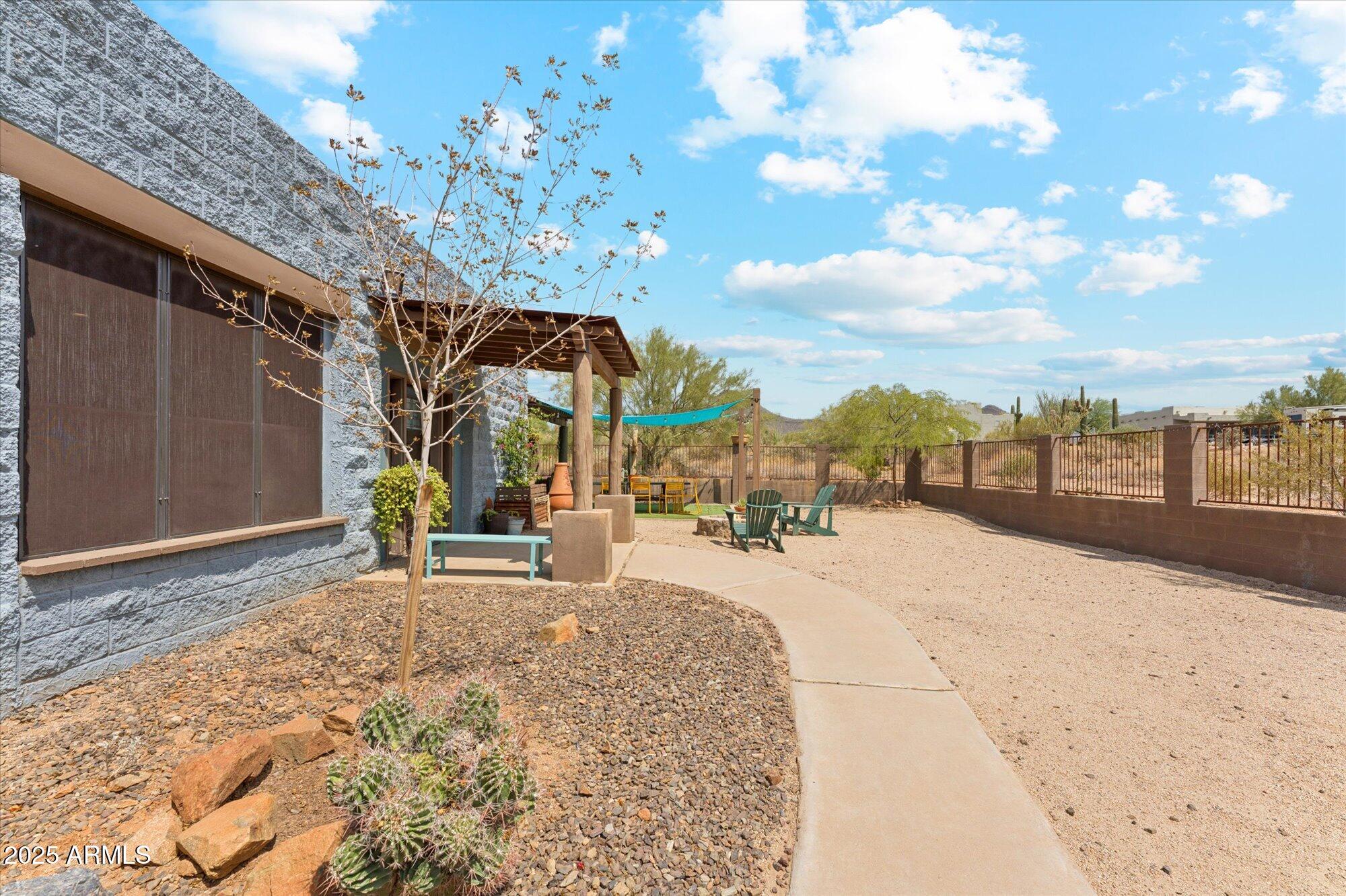 2550 E DESERT HILLS Drive