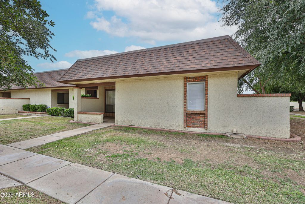 Photo of 10620 W Northern Avenue #5, Glendale, AZ 85307 (MLS # 6932251)