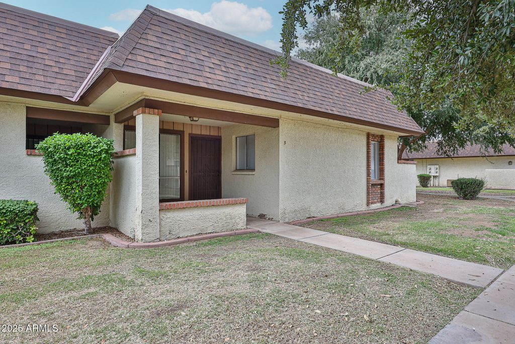 Photo of 10620 W Northern Avenue #5, Glendale, AZ 85307 (MLS # 6932251)