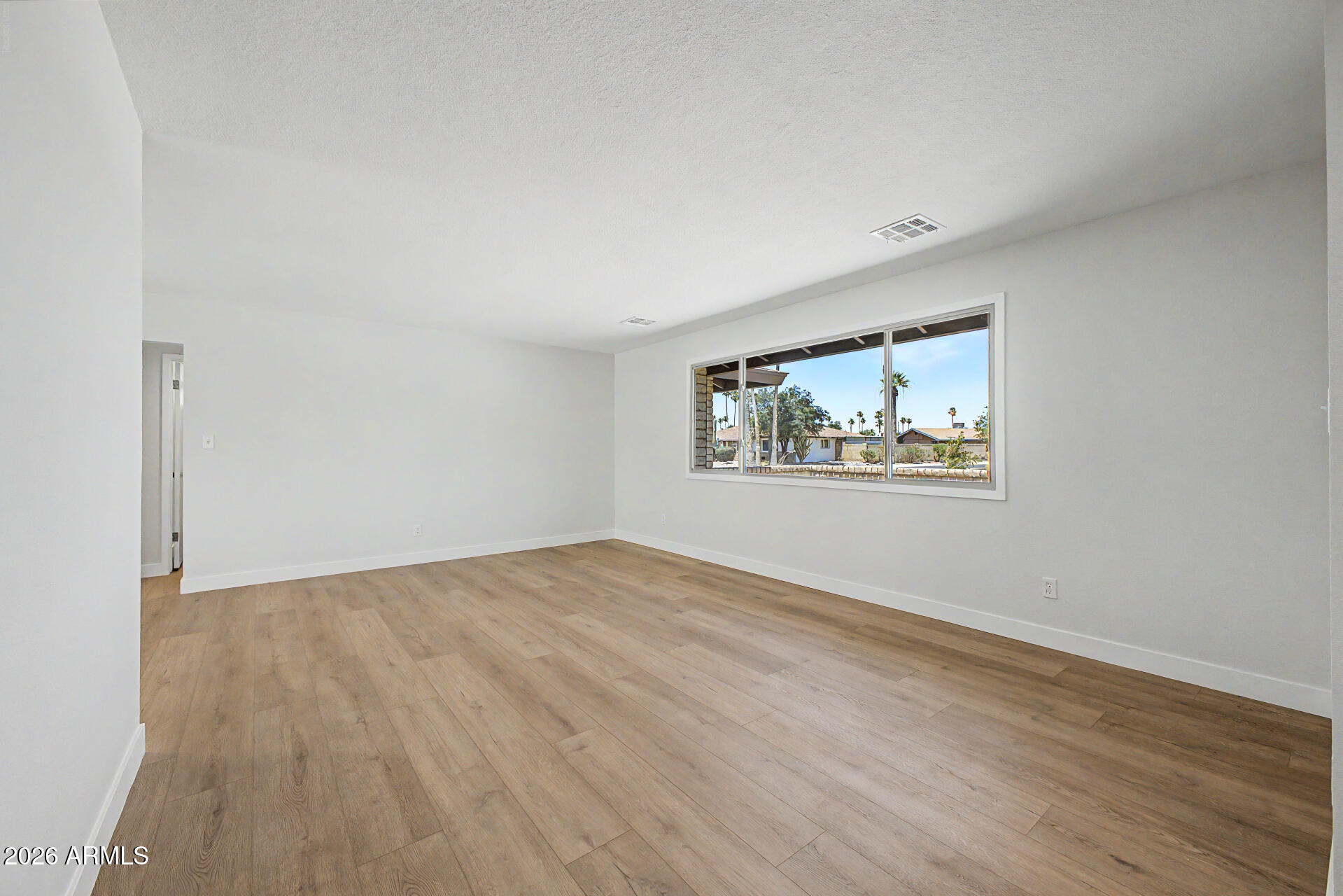 4037 W HAYWARD Avenue