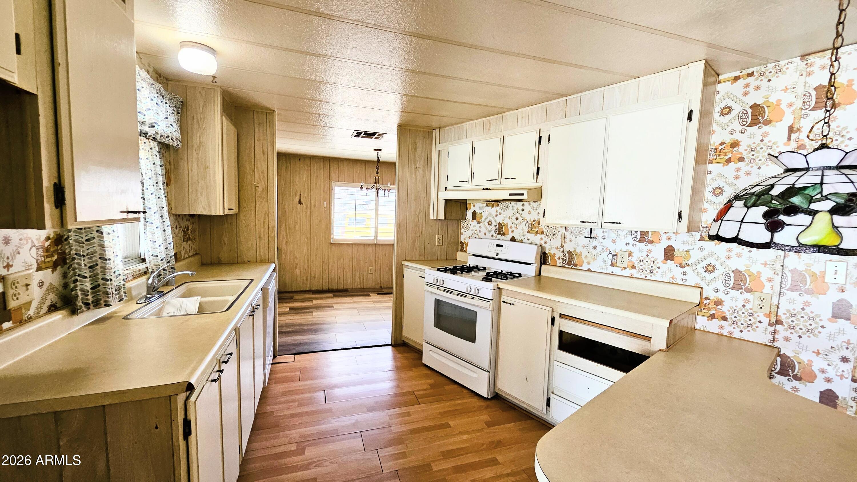 1006 S CEDARCREST Circle