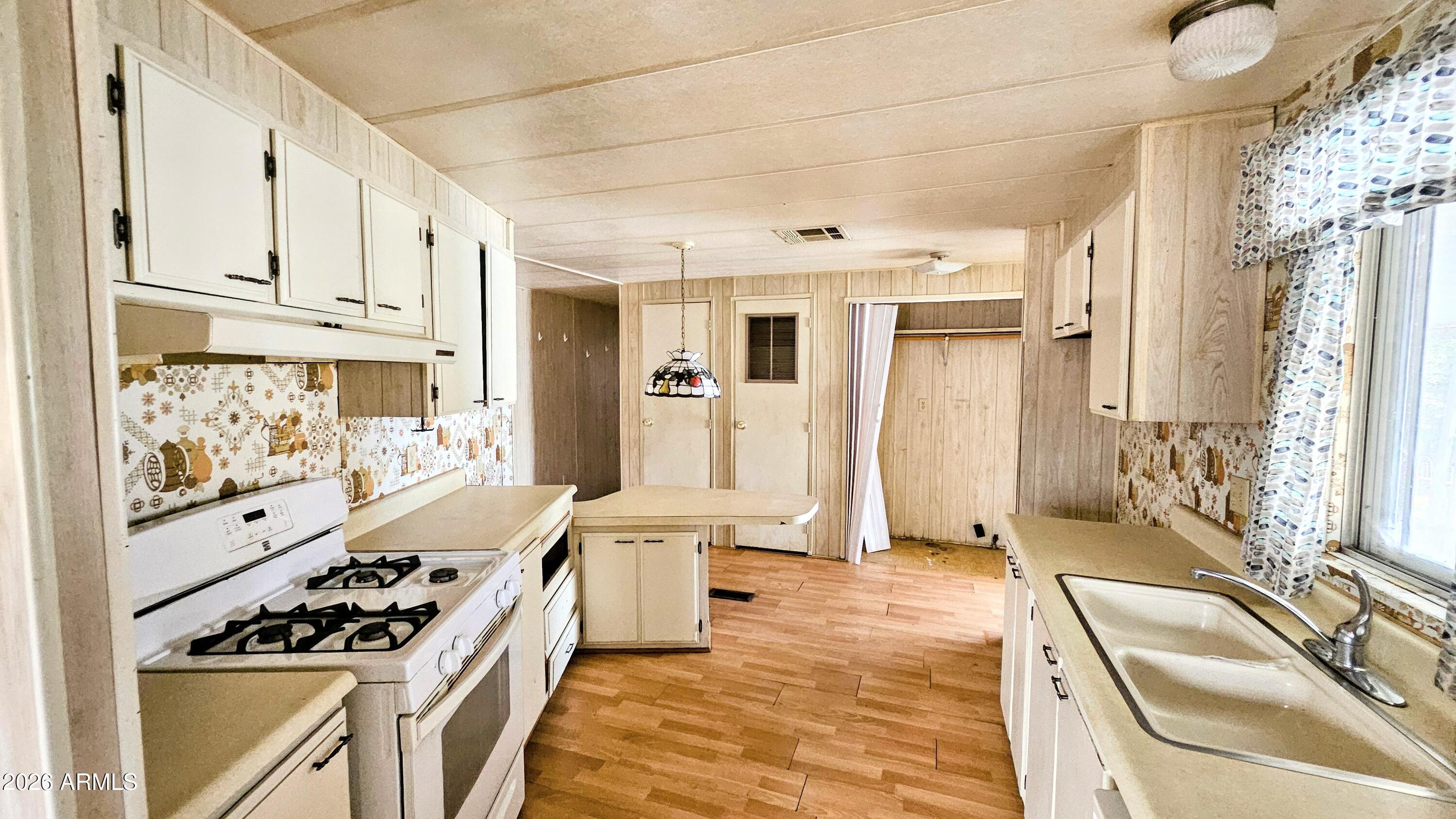 1006 S CEDARCREST Circle