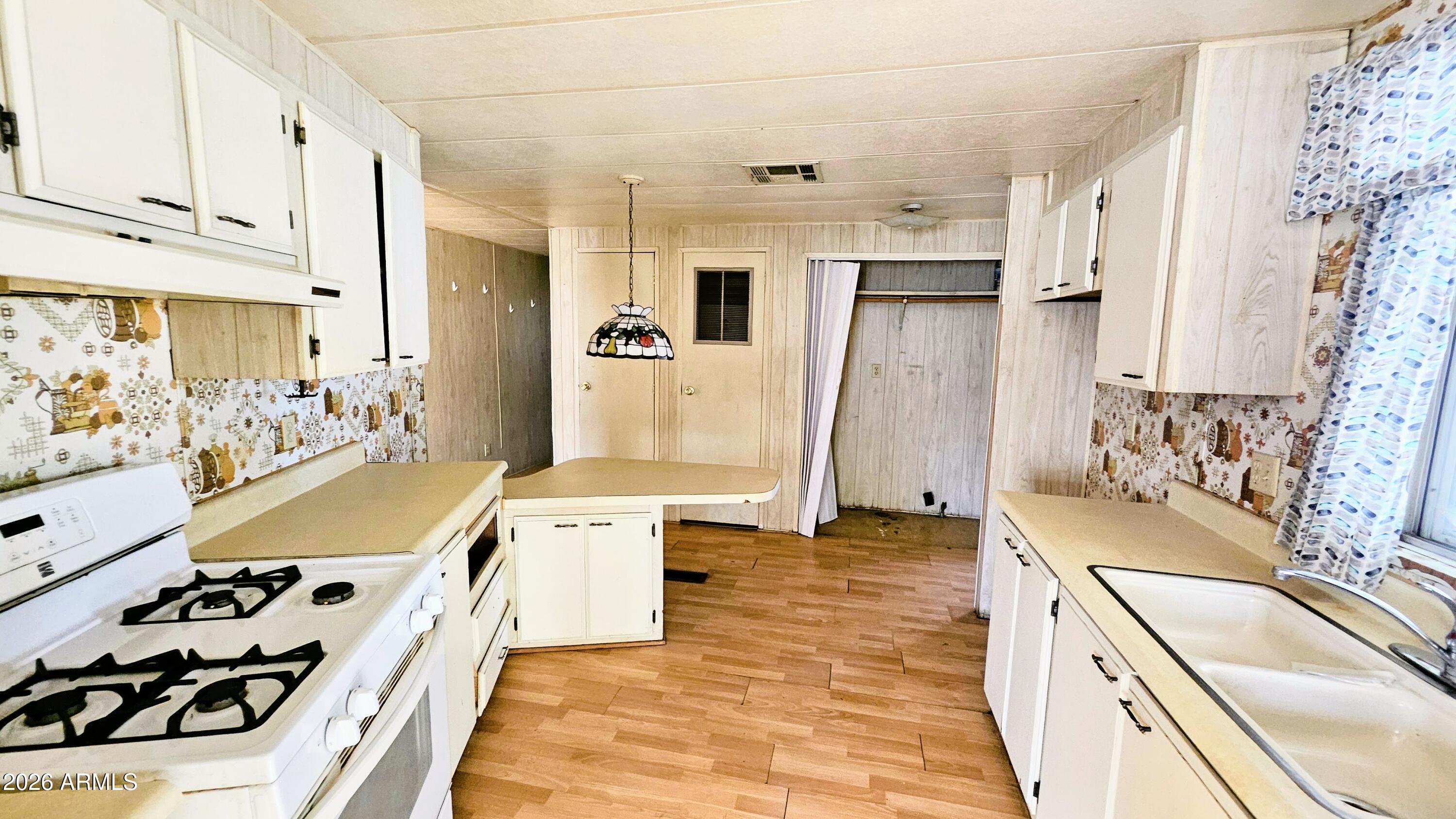 1006 S CEDARCREST Circle