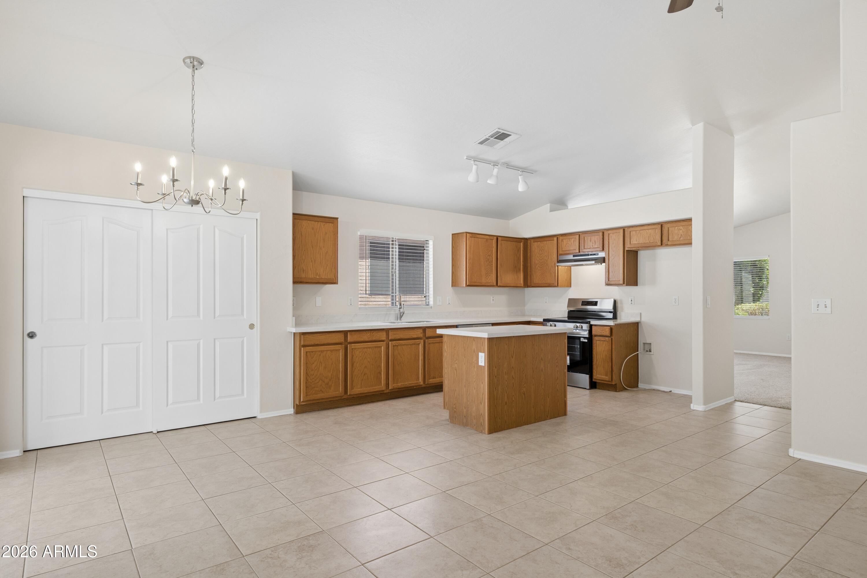 826 E POTTER Drive