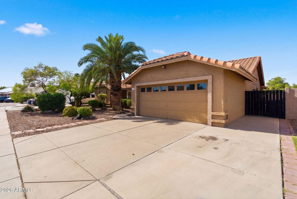 Photo of 4050 W Saguaro Park Lane, Glendale, AZ 85310 (MLS # 7014861)