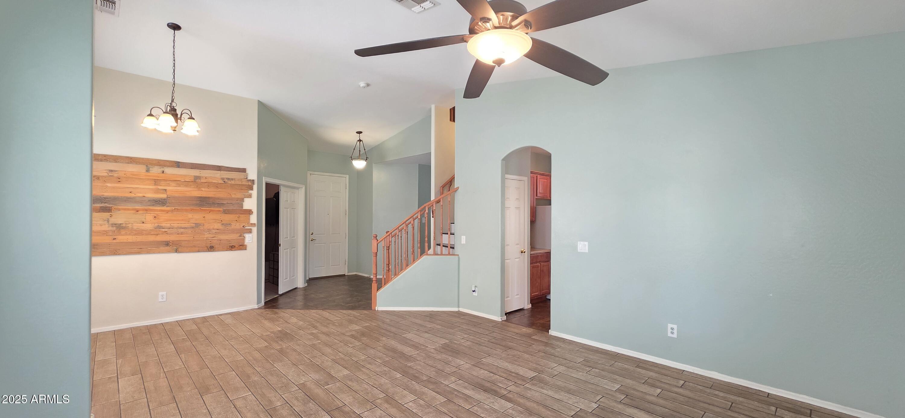 518 W BLACK HAWK Place