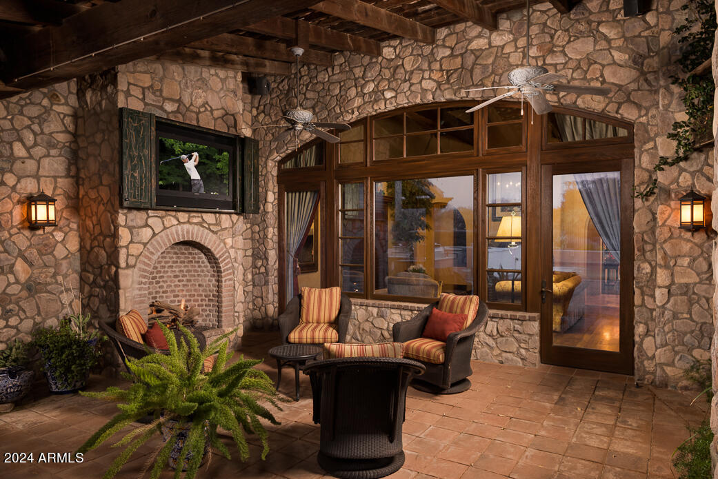 WHISPER ROCK - Residential