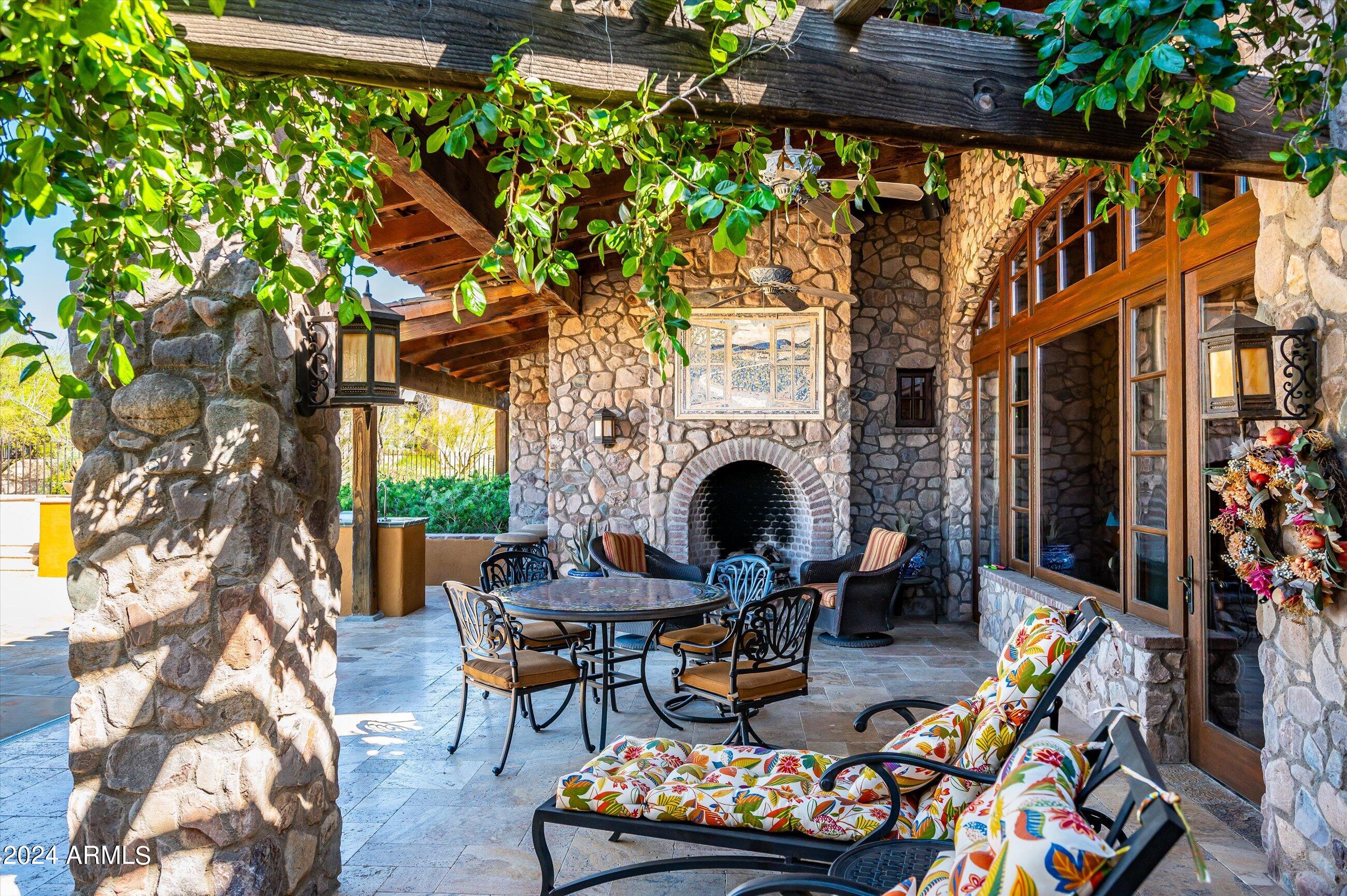 WHISPER ROCK - Residential