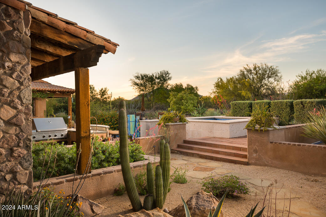 WHISPER ROCK - Residential