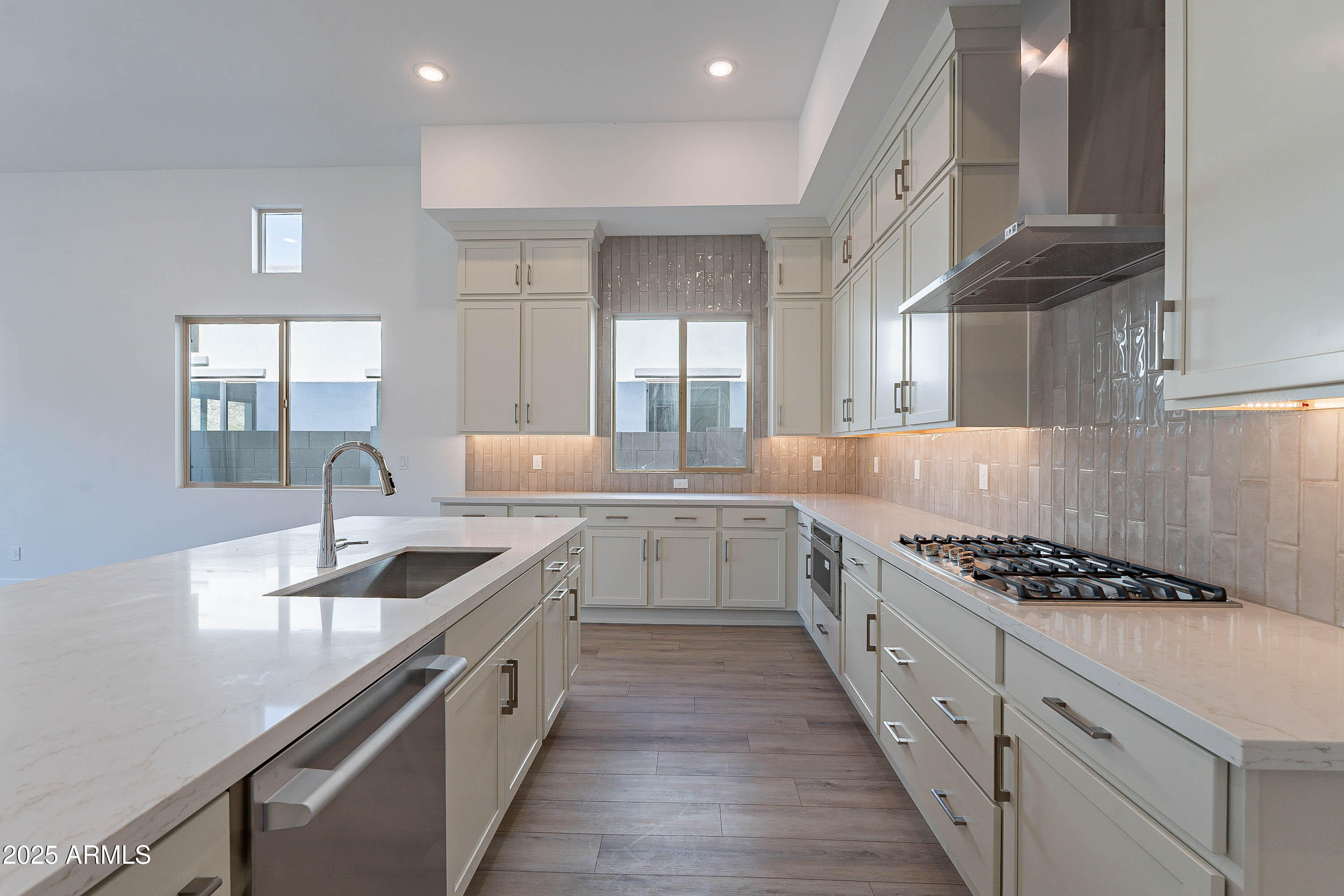 21436 W MEADOWBROOK Avenue