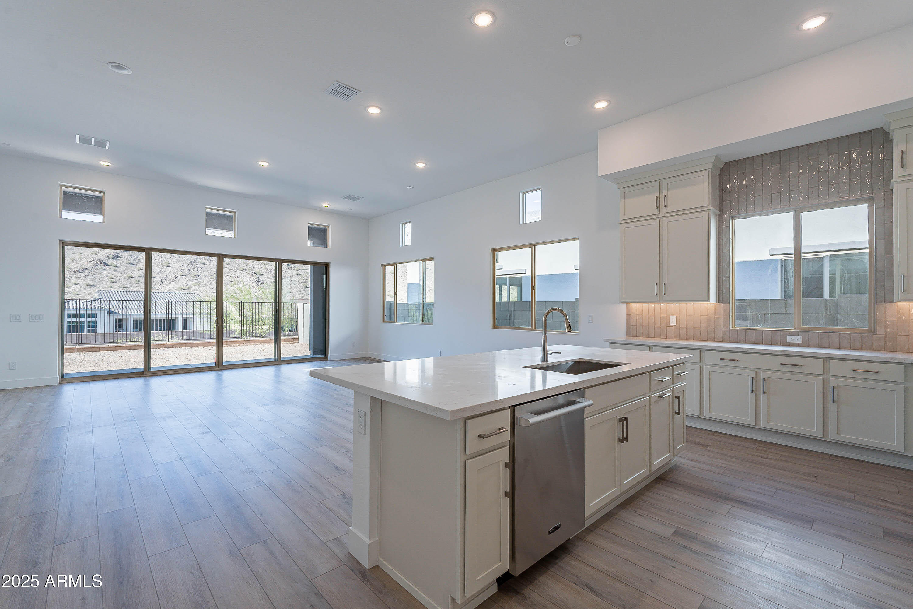 21436 W MEADOWBROOK Avenue