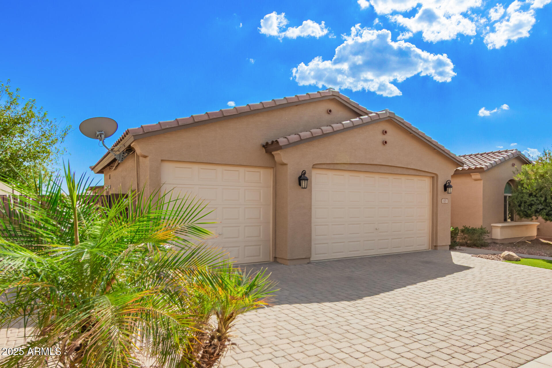 809 W TALLOW TREE Avenue