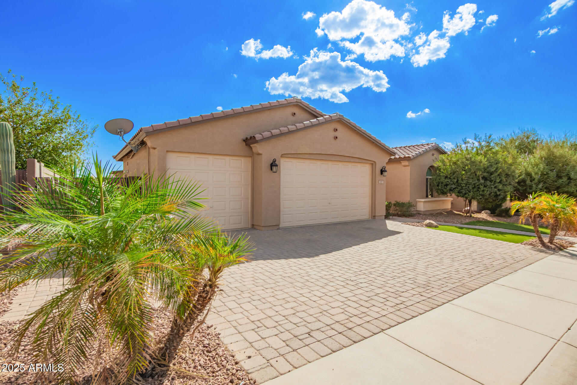 809 W TALLOW TREE Avenue