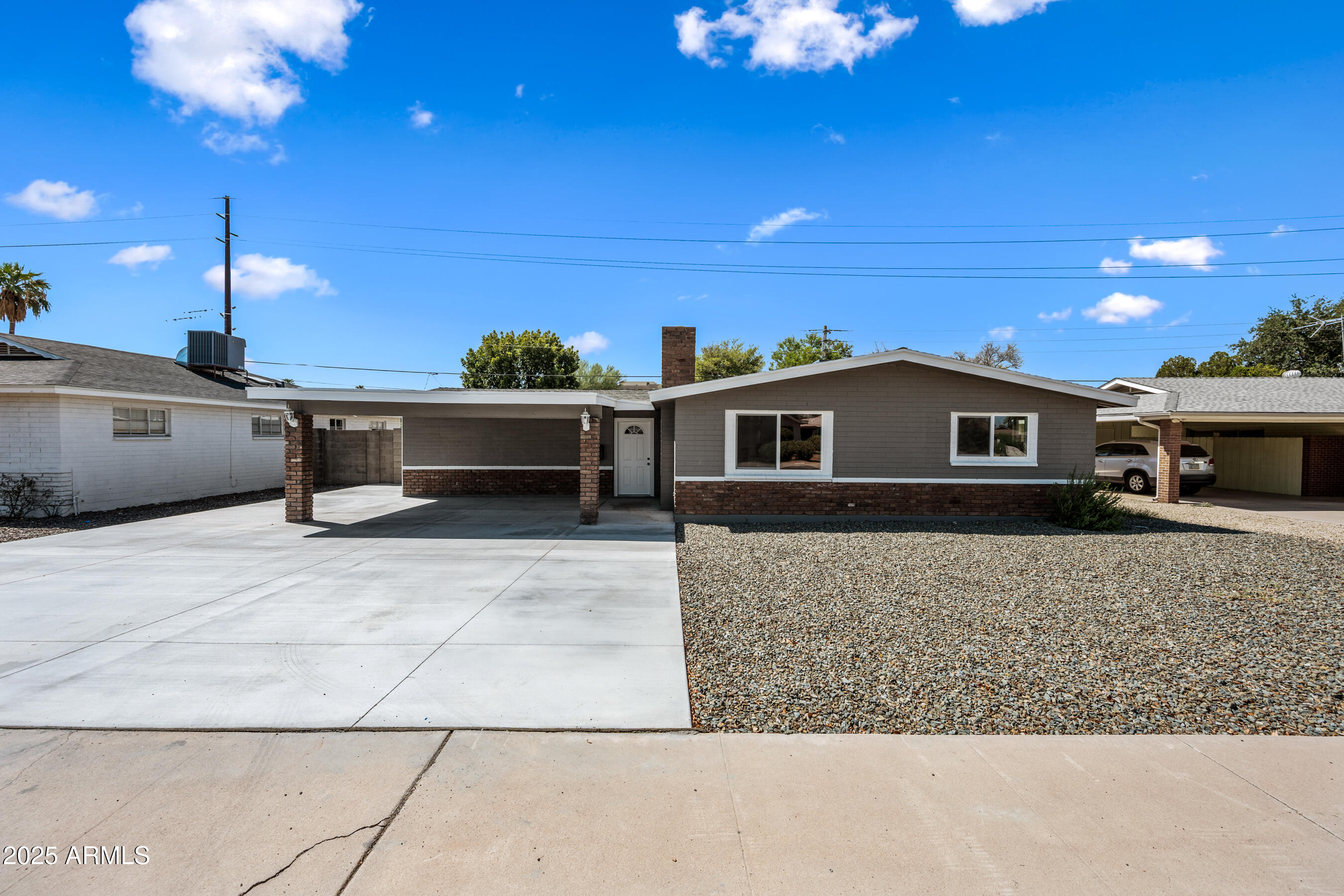 2035 W CLAREMONT Street