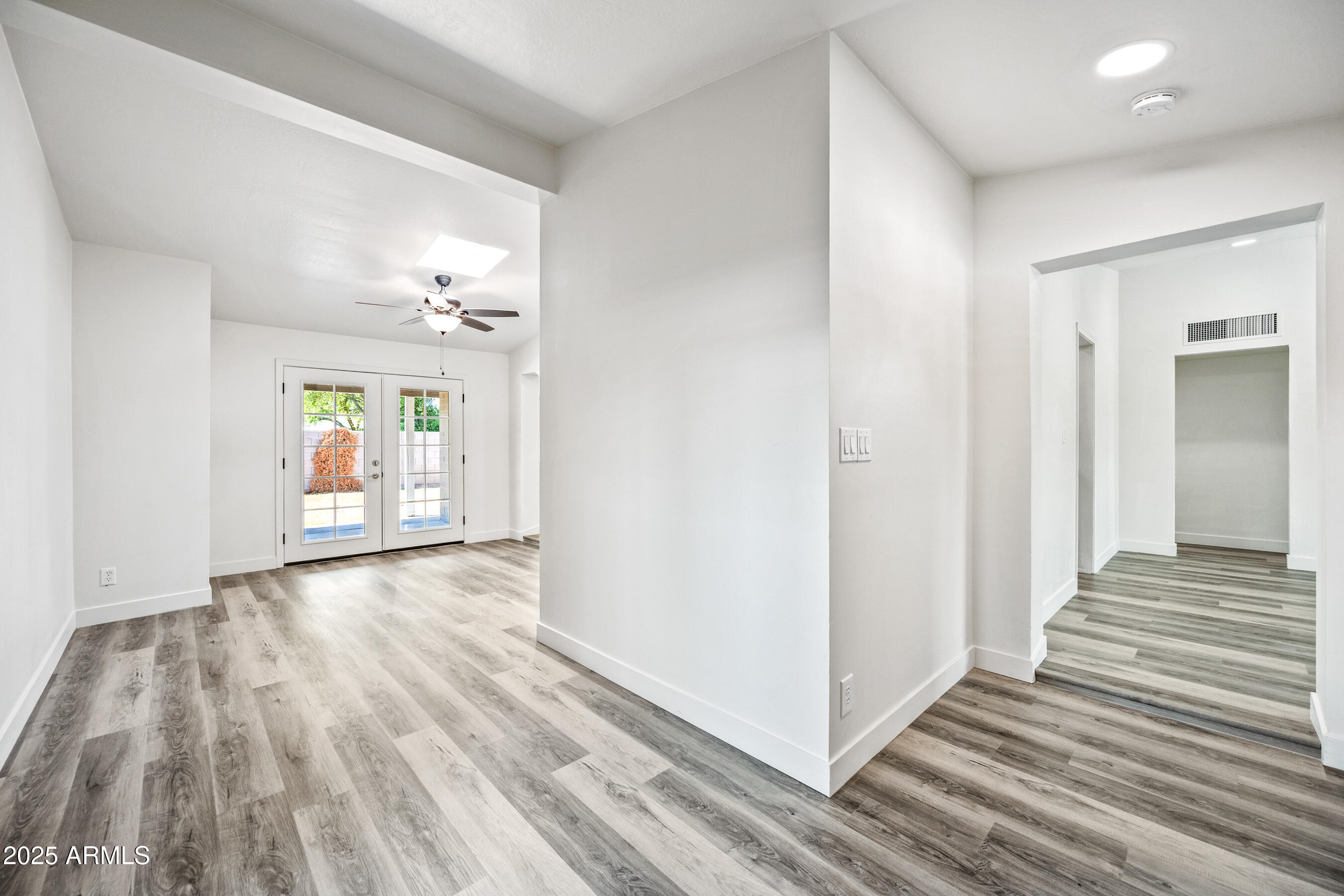 2035 W CLAREMONT Street
