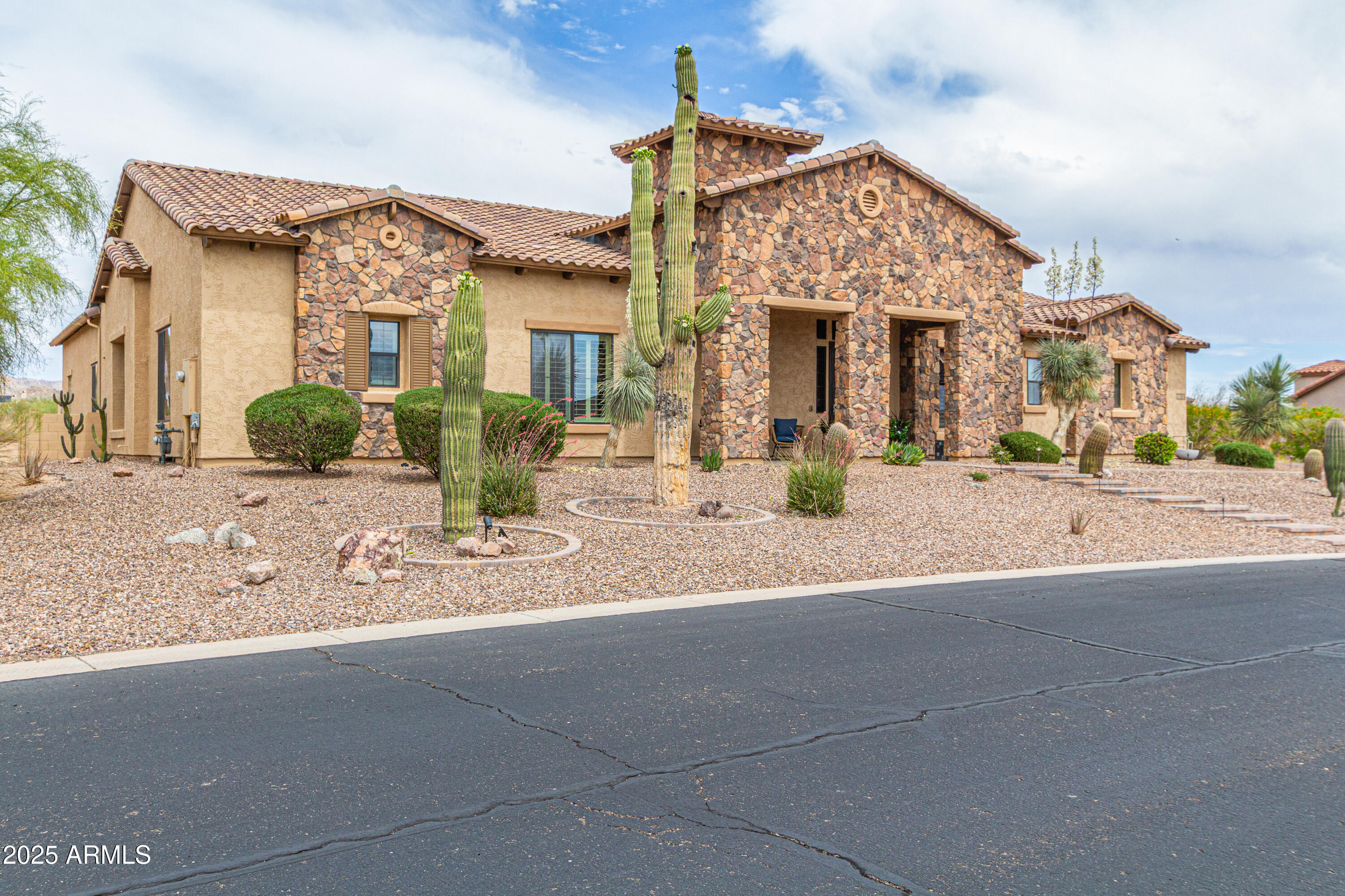 2255 N HILLRIDGE --