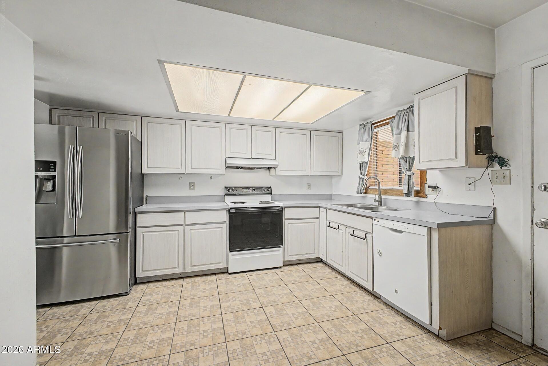 921 W VILLA THERESA Drive