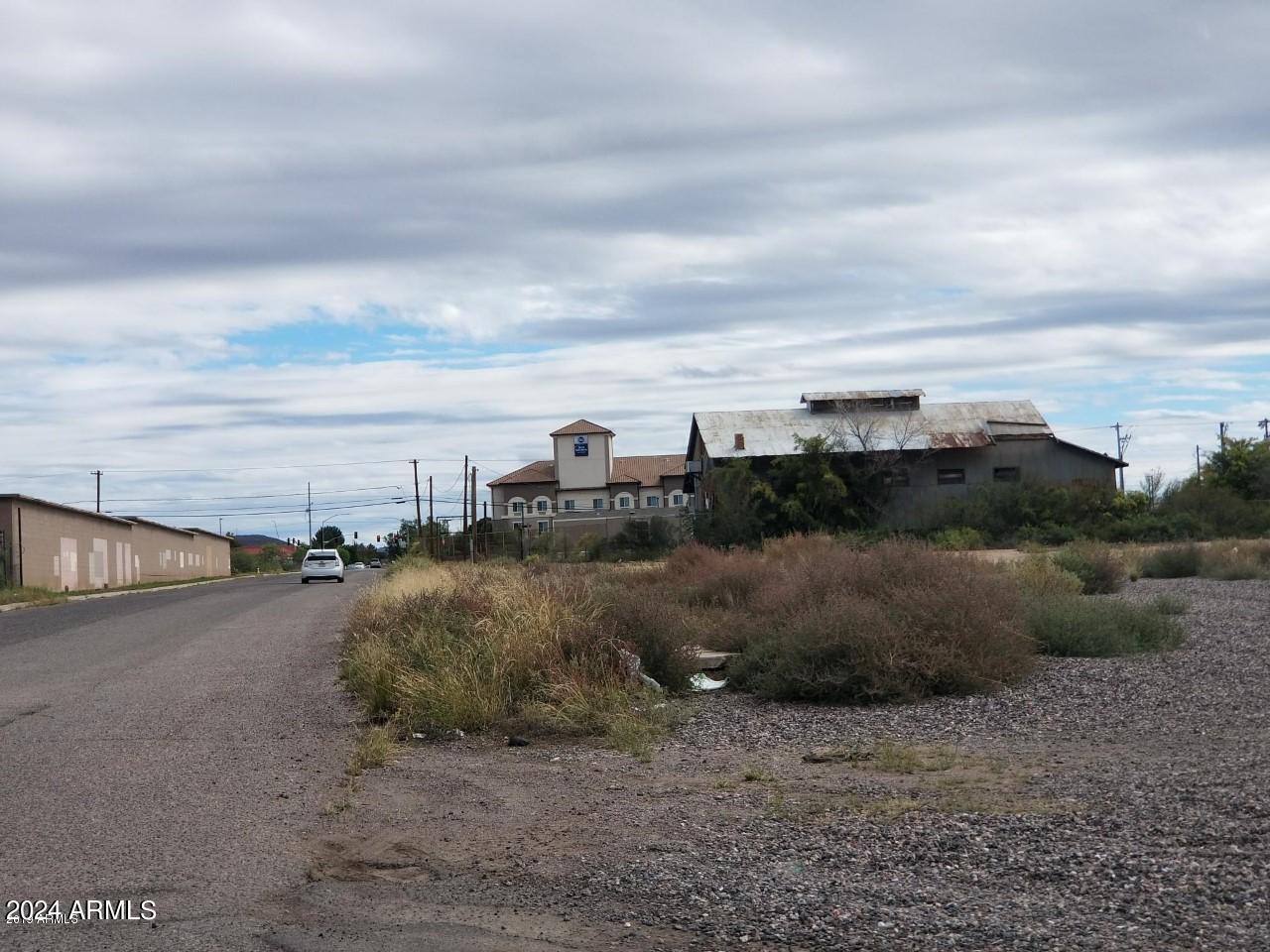 789 N Douglas Avenue